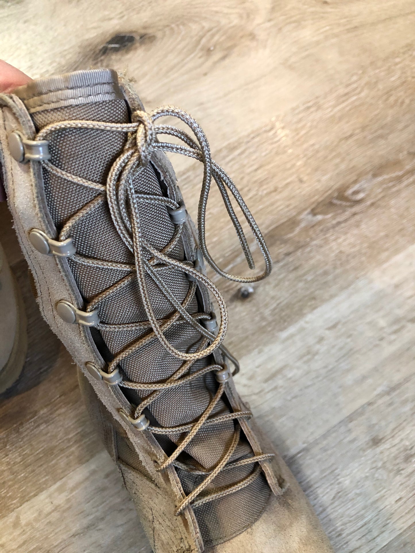 Wellco military issue leather desert combat boot is made for hot climates with padded collar and Vibram soles. Desert tan colour. Made in USA.
Size UK 4,5 ,US 6.5 womens
The uppers and soles are in excellent condition.