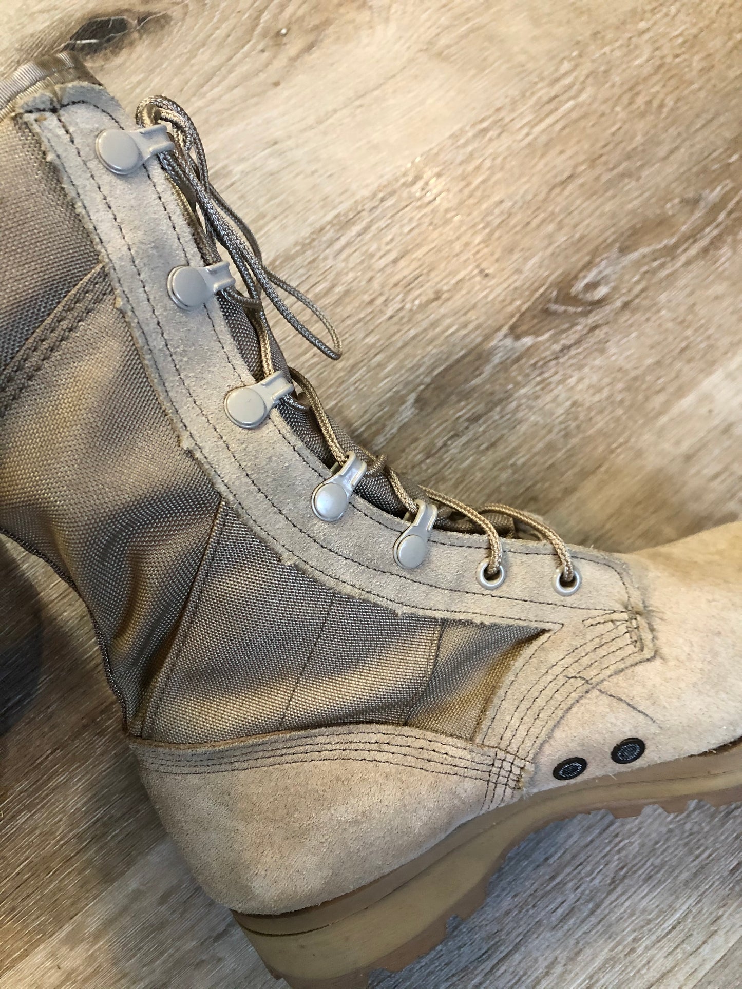 Wellco military issue leather desert combat boot is made for hot climates with padded collar and Vibram soles. Desert tan colour. Made in USA.
Size UK 4,5 ,US 6.5 womens
The uppers and soles are in excellent condition.
