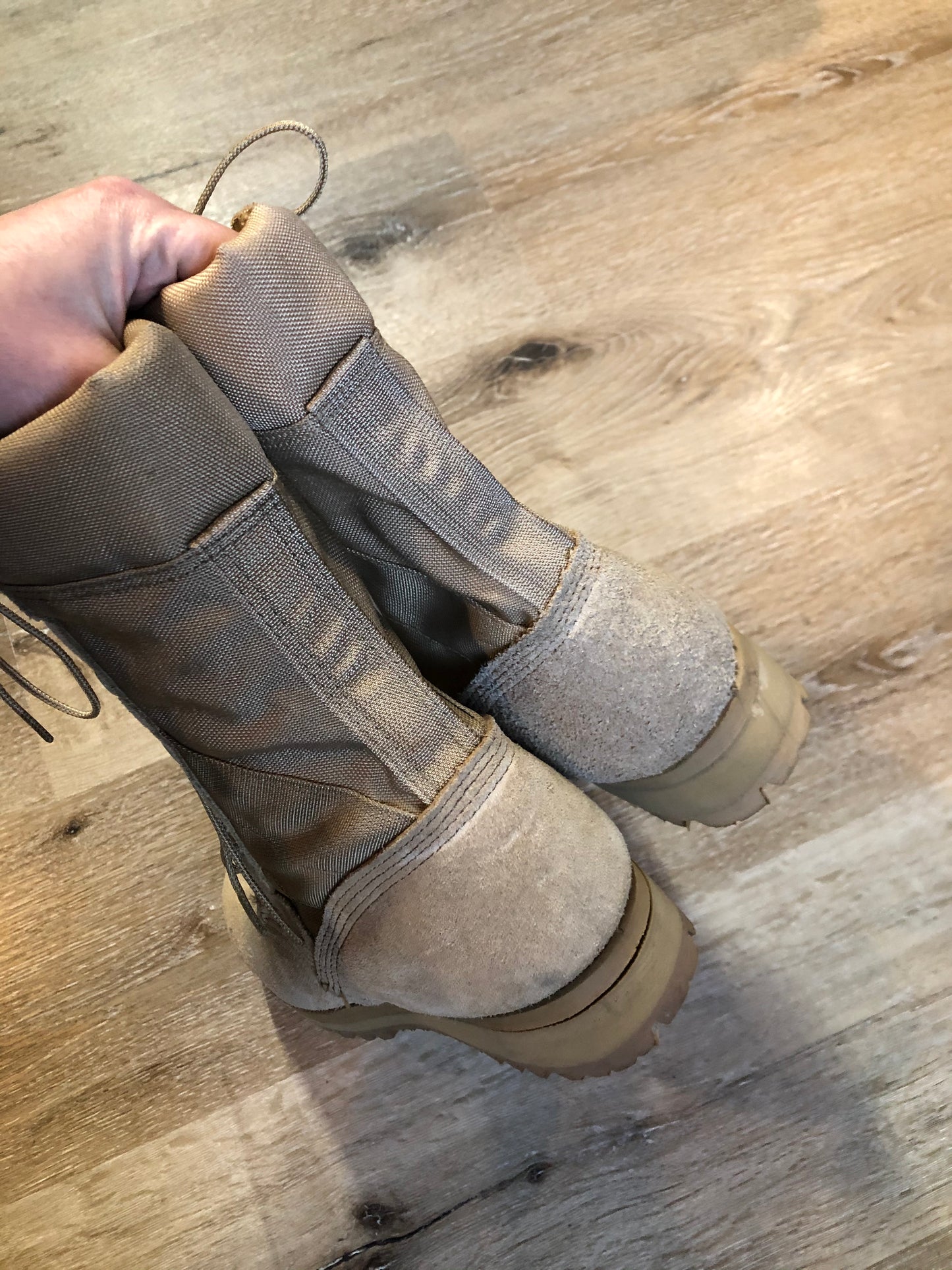 Wellco military issue leather desert combat boot is made for hot climates with padded collar and Vibram soles. Desert tan colour. Made in USA.
Size UK 4,5 ,US 6.5 womens
The uppers and soles are in excellent condition.
