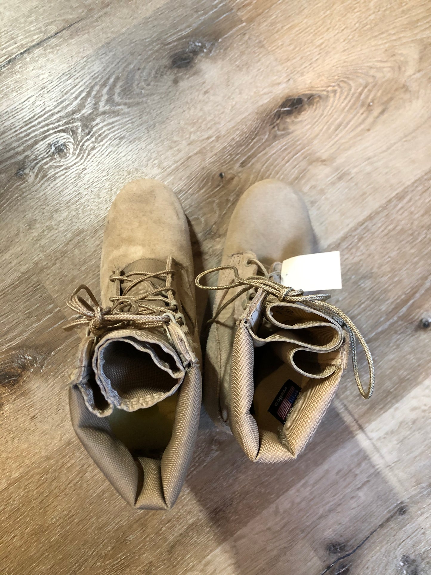 Wellco military issue leather desert combat boot is made for hot climates with padded collar and Vibram soles. Desert tan colour. Made in USA.
Size UK 4,5 ,US 6.5 womens
The uppers and soles are in excellent condition.