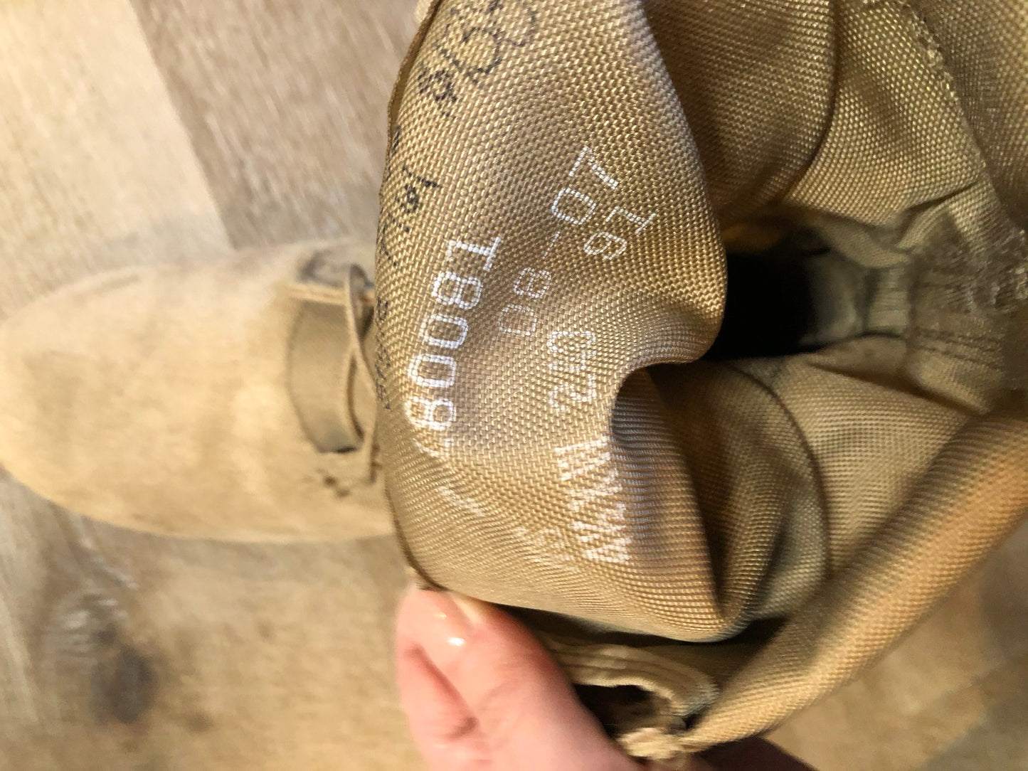 Wellco military issue leather desert combat boot is made for hot climates with padded collar and Vibram soles. Desert tan colour. Made in USA.
Size UK 4,5 ,US 6.5 womens
The uppers and soles are in excellent condition.