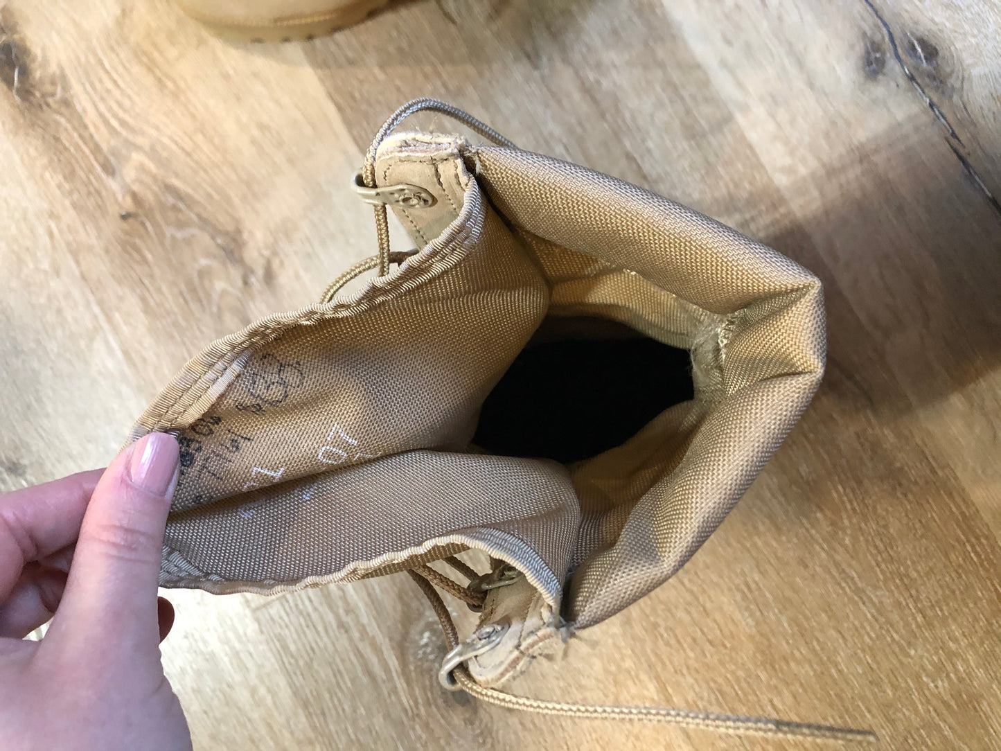 Wellco military issue leather desert combat boot is made for hot climates with padded collar and Vibram soles. Desert tan colour. Made in USA.
Size UK 4,5 ,US 6.5 womens
The uppers and soles are in excellent condition.