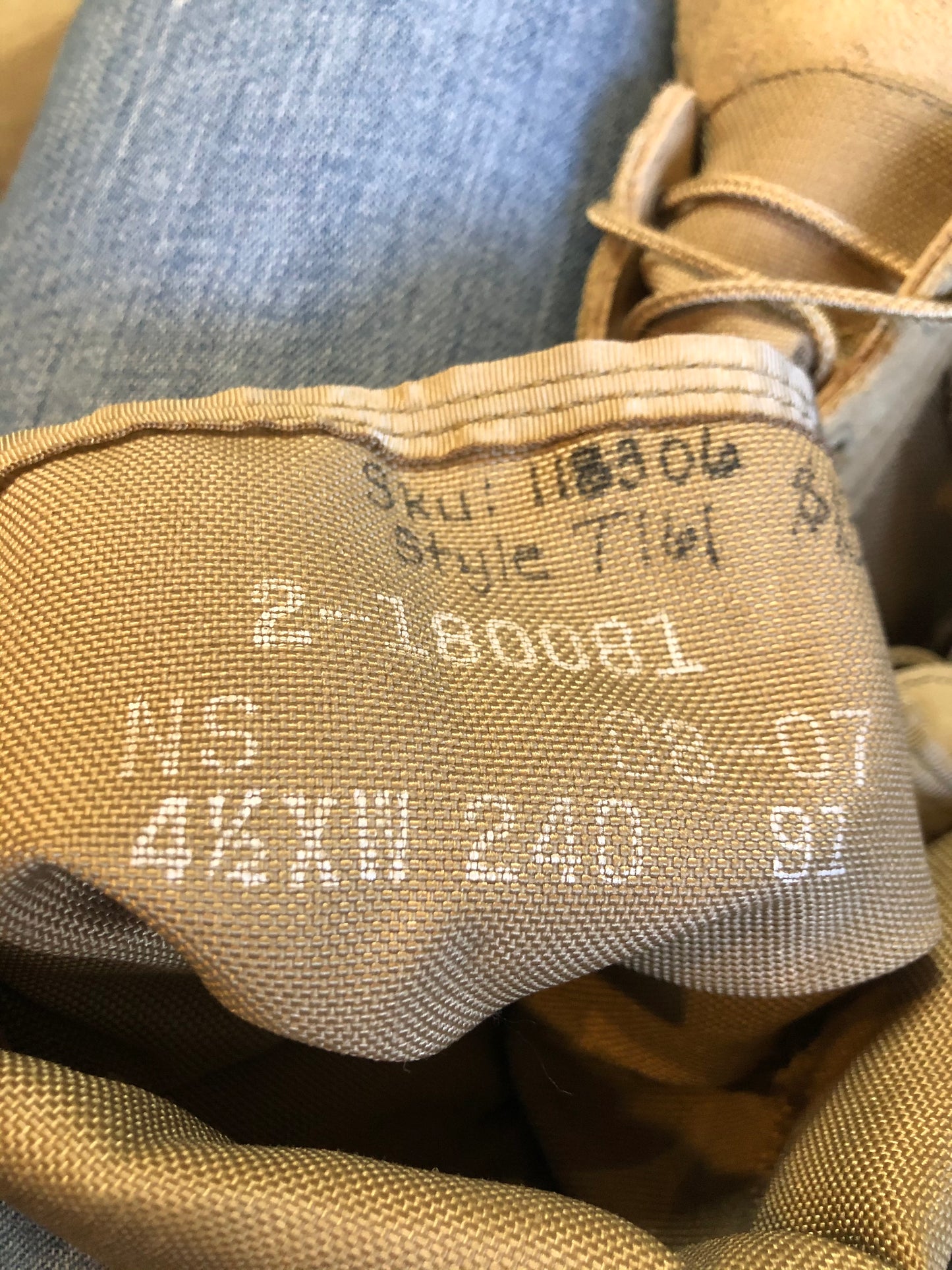 Wellco military issue leather desert combat boot is made for hot climates with padded collar and Vibram soles. Desert tan colour. Made in USA.
Size UK 4,5 ,US 6.5 womens
The uppers and soles are in excellent condition.