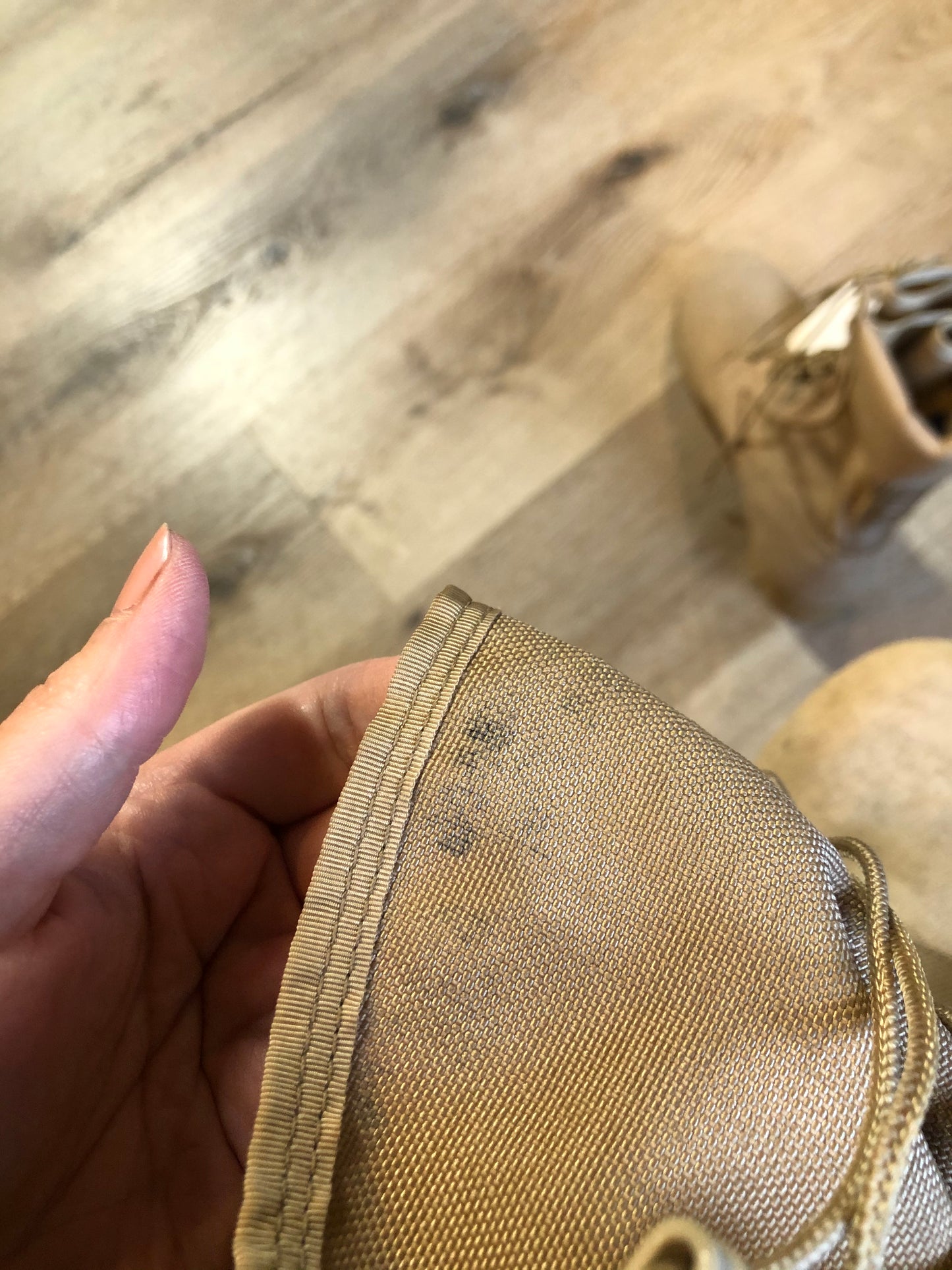 Wellco military issue leather desert combat boot is made for hot climates with padded collar and Vibram soles. Desert tan colour. Made in USA.
Size UK 4,5 ,US 6.5 womens
The uppers and soles are in excellent condition.