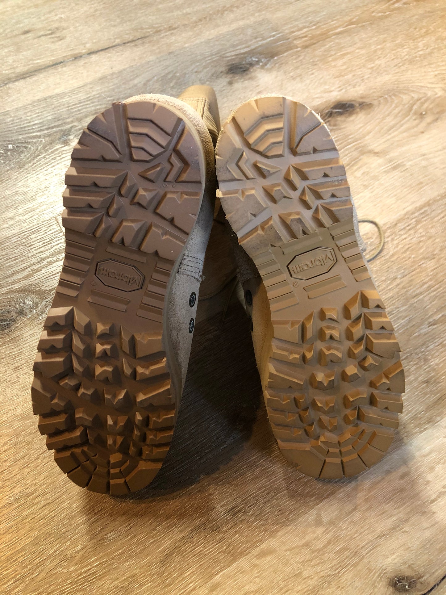 Wellco military issue leather desert combat boot is made for hot climates with padded collar and Vibram soles. Desert tan colour. Made in USA.
Size UK 4,5 ,US 6.5 womens
The uppers and soles are in excellent condition.