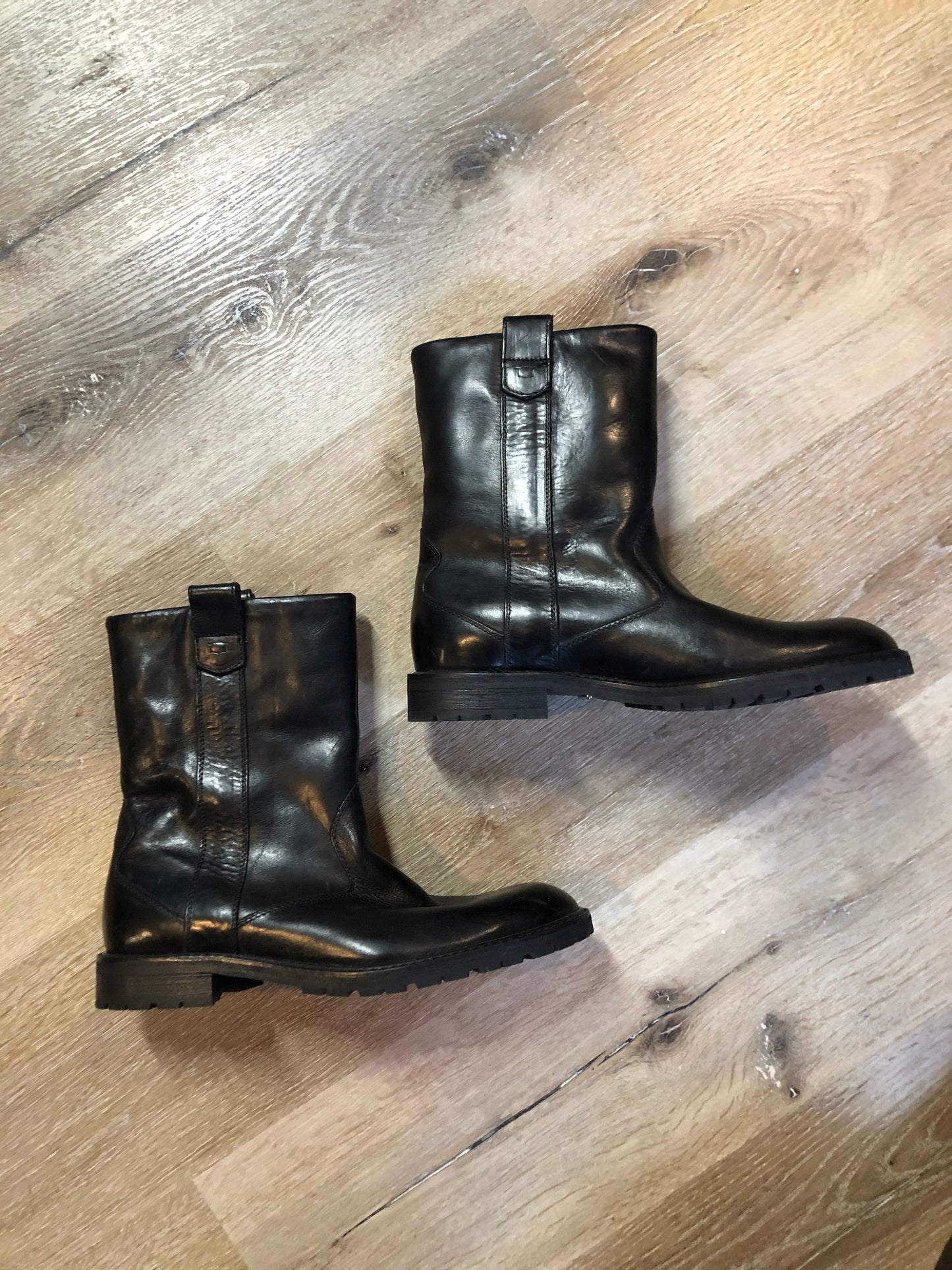 Florshiem black smooth leather pull on boots with shearling lining.
Size 8.5 D Mens
The uppers and soles are in excellent condition, NWOT.