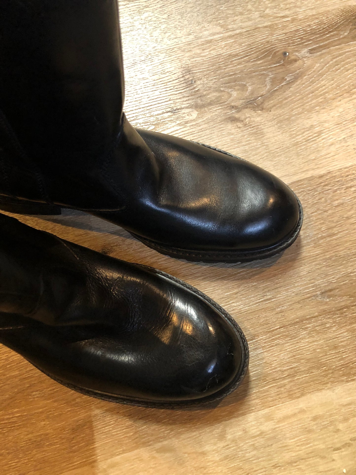 Florshiem black smooth leather pull on boots with shearling lining.
Size 8.5 D Mens
The uppers and soles are in excellent condition, NWOT.