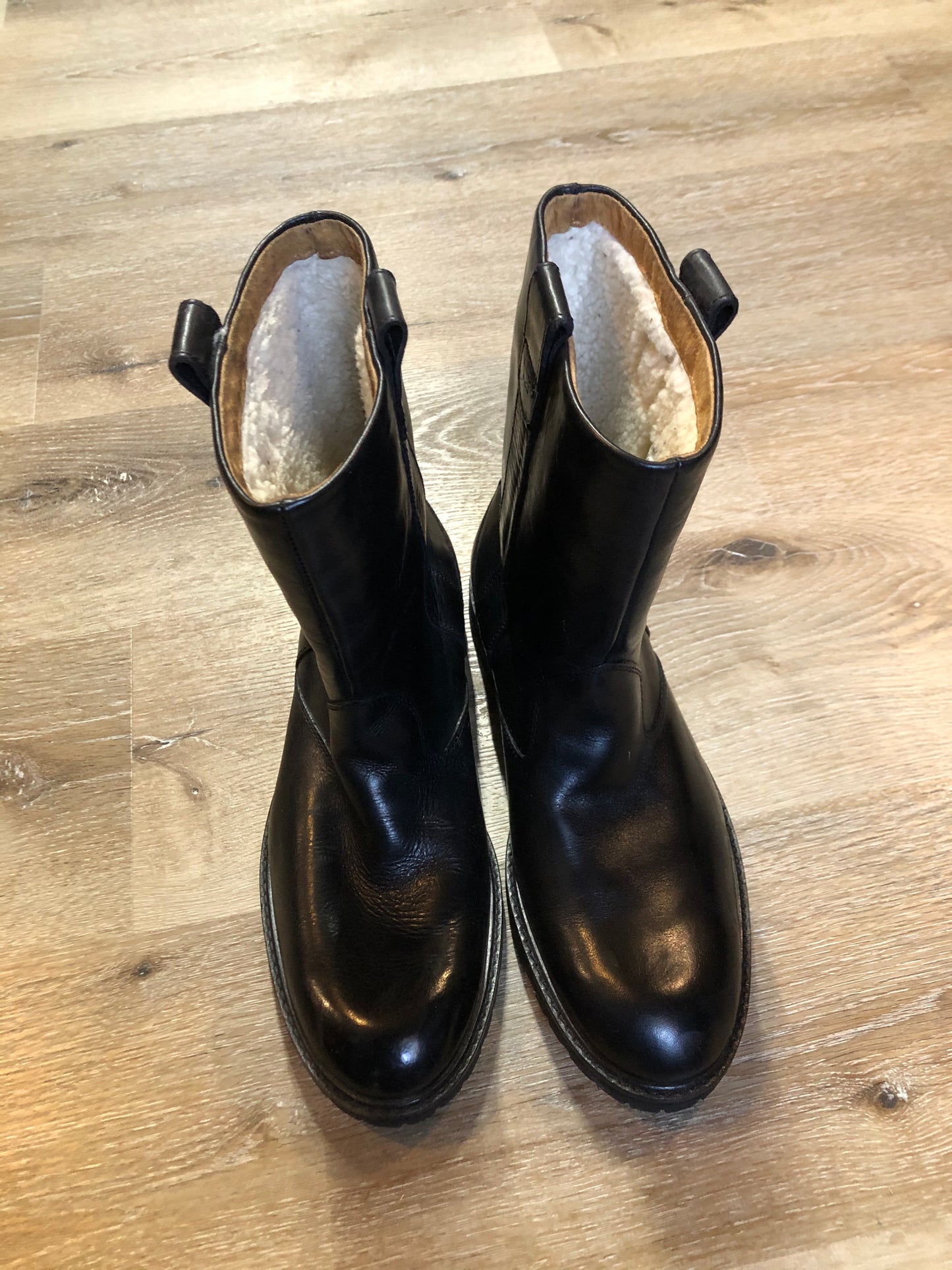 Florshiem black smooth leather pull on boots with shearling lining.
Size 8.5 D Mens
The uppers and soles are in excellent condition, NWOT.