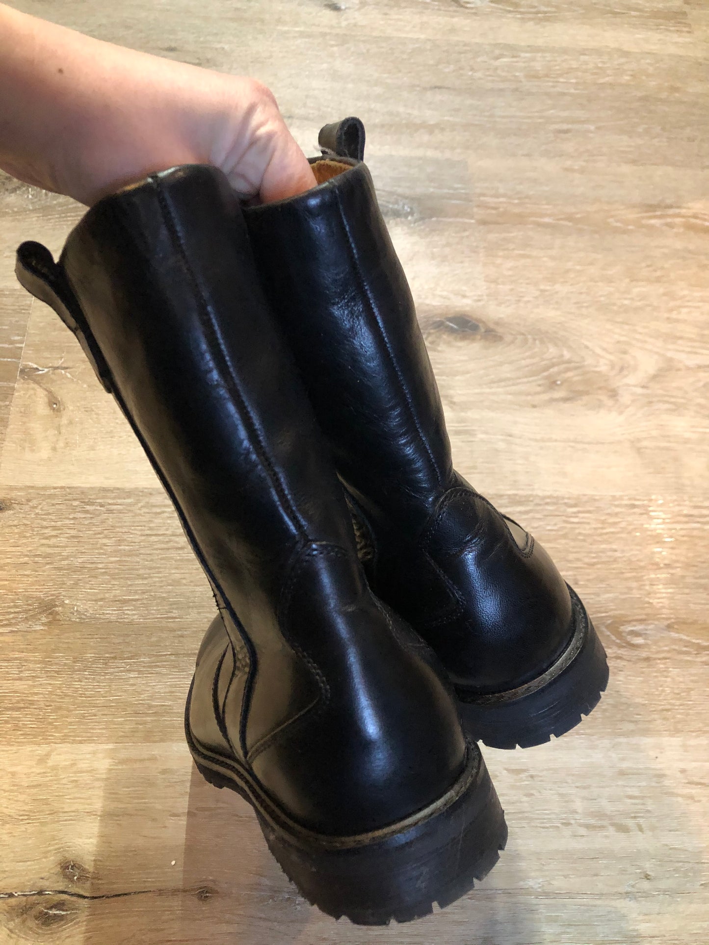 Florshiem black smooth leather pull on boots with shearling lining.
Size 8.5 D Mens
The uppers and soles are in excellent condition, NWOT.