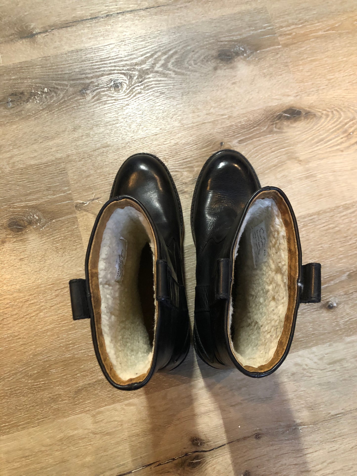 Florshiem black smooth leather pull on boots with shearling lining.
Size 8.5 D Mens
The uppers and soles are in excellent condition, NWOT.