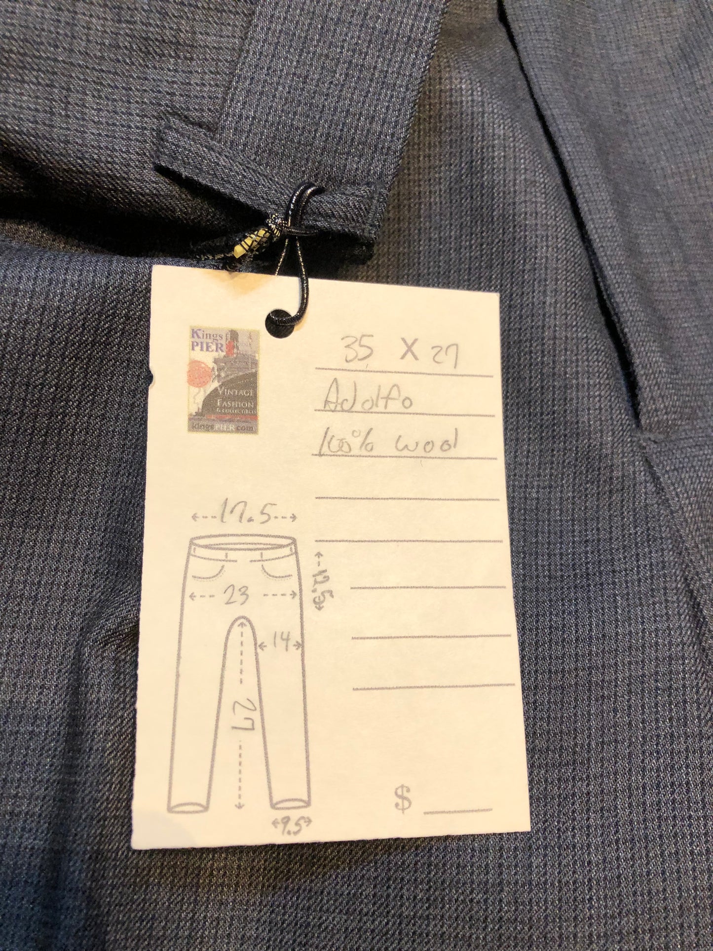 Kingspier Vintage - Vintage Adolfo 100% wool pants with front pleat, straight leg, higher rise, zip fly and front and back pockets.
Size 35.