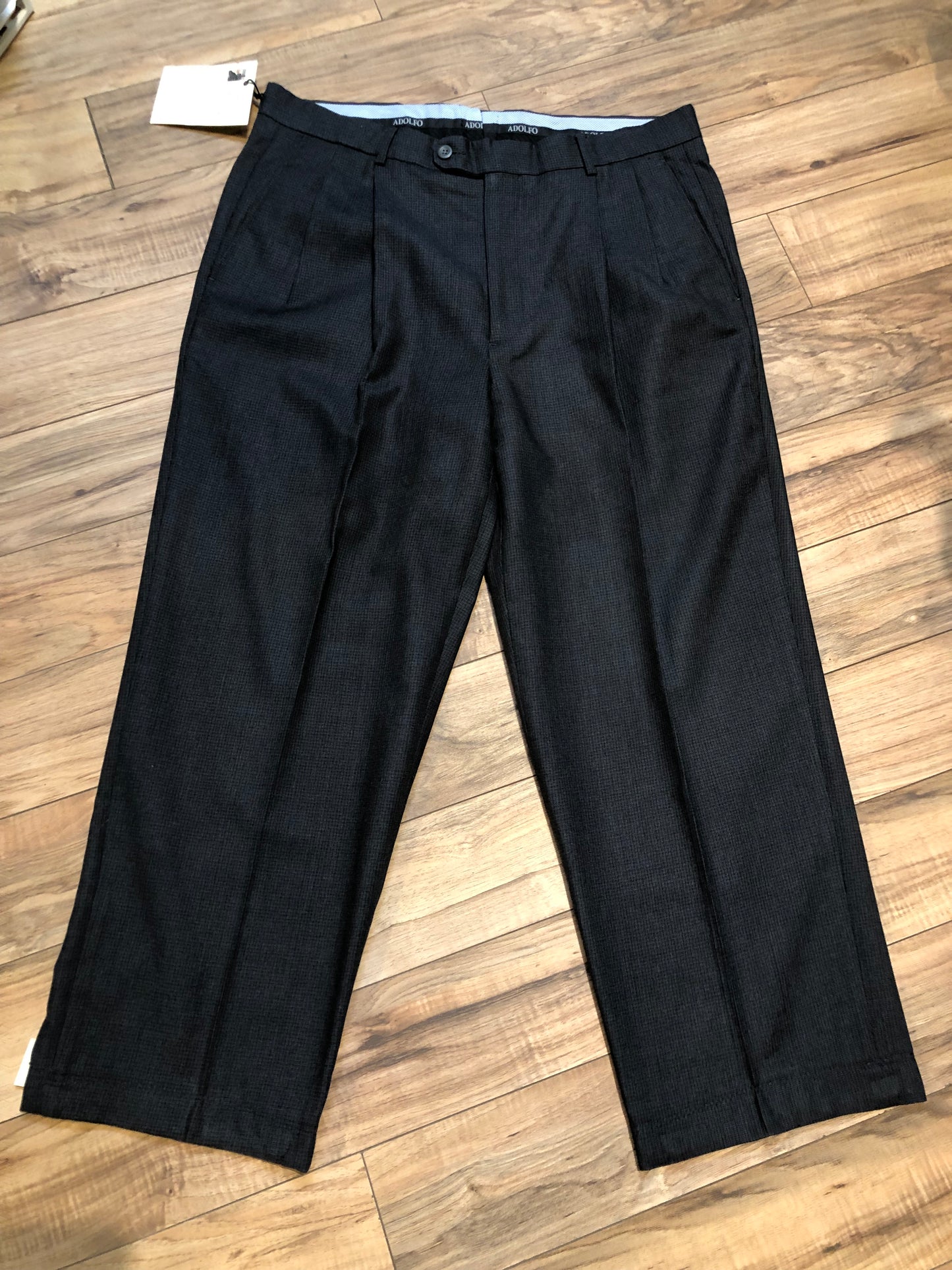 Kingspier Vintage - Vintage Adolfo 100% wool pants with front pleat, straight leg, higher rise, zip fly and front and back pockets.
Size 35.