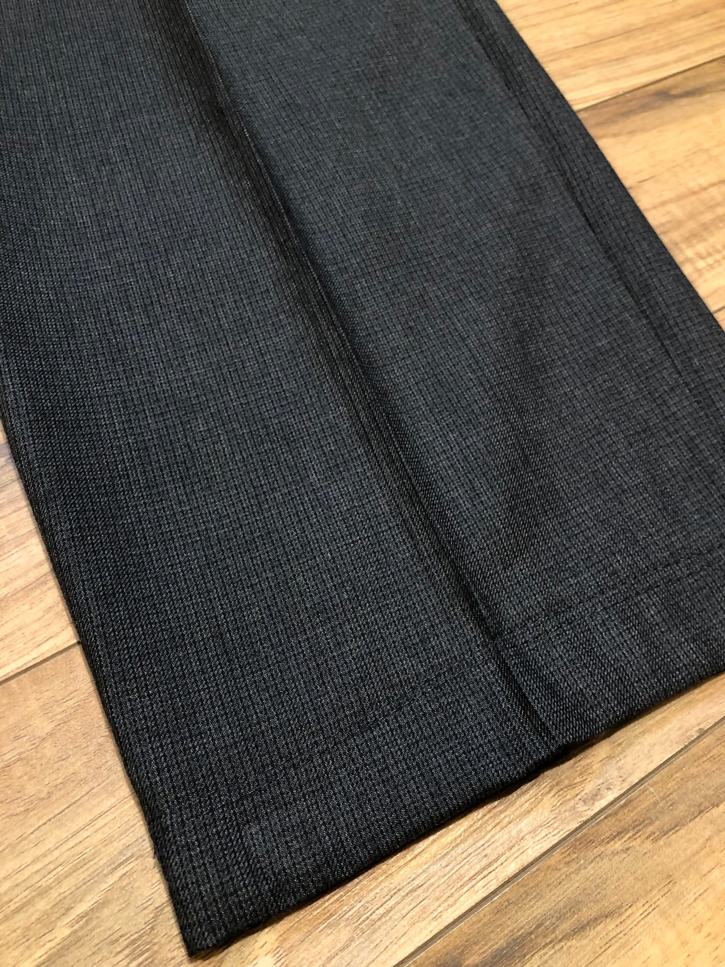 Kingspier Vintage - Vintage Adolfo 100% wool pants with front pleat, straight leg, higher rise, zip fly and front and back pockets.
Size 35.