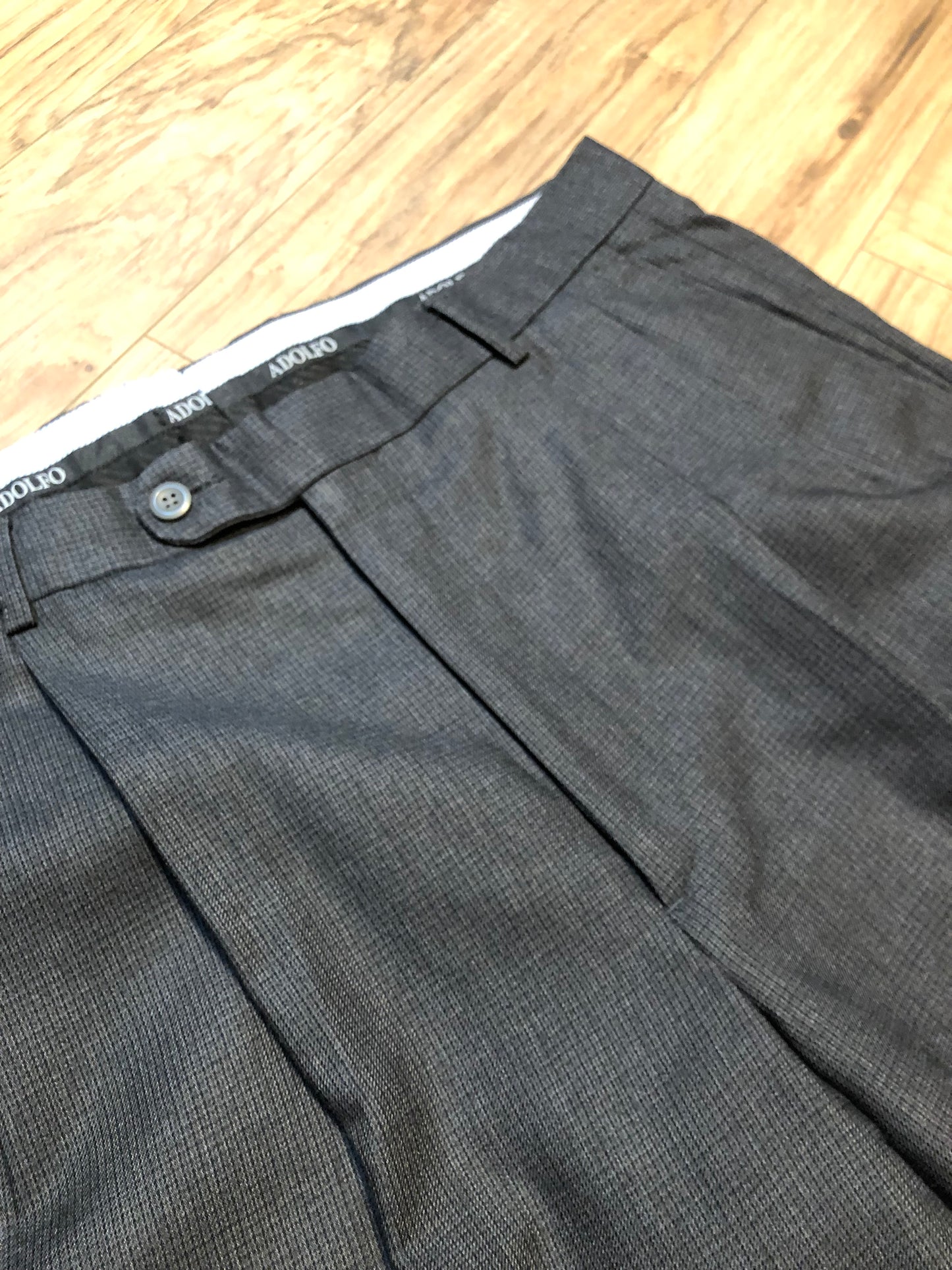 Kingspier Vintage - Vintage Adolfo 100% wool pants with front pleat, straight leg, higher rise, zip fly and front and back pockets.
Size 35.