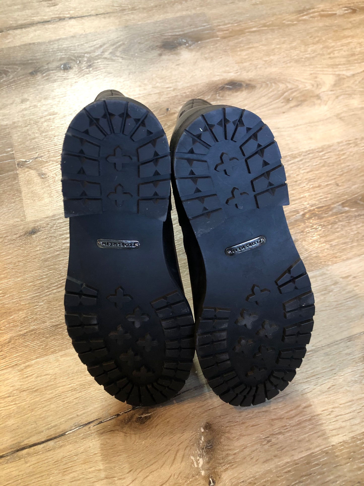 Florshiem black smooth leather pull on boots with shearling lining.
Size 8.5 D Mens
The uppers and soles are in excellent condition, NWOT.