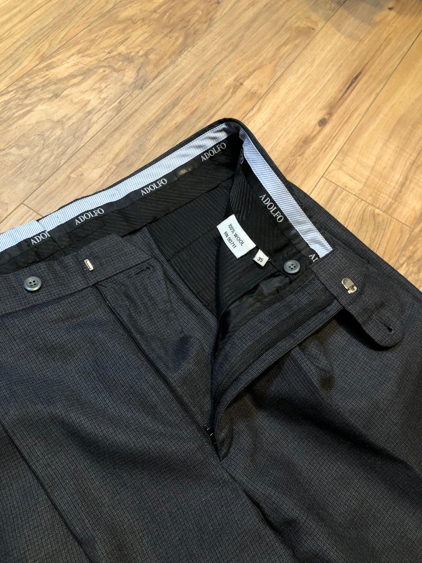 Kingspier Vintage - Vintage Adolfo 100% wool pants with front pleat, straight leg, higher rise, zip fly and front and back pockets.
Size 35.