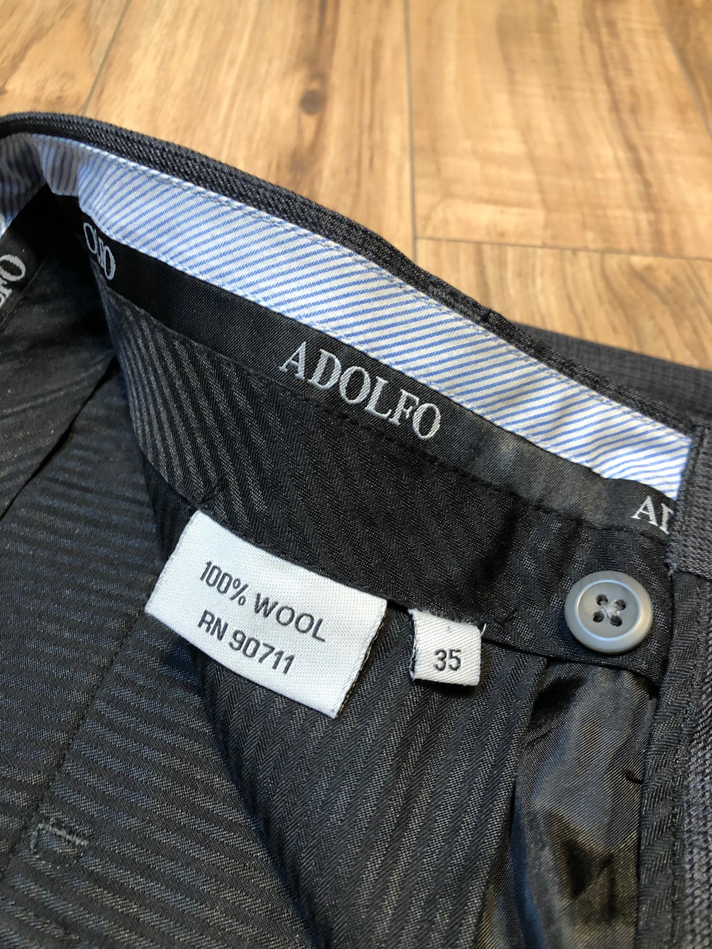 Kingspier Vintage - Vintage Adolfo 100% wool pants with front pleat, straight leg, higher rise, zip fly and front and back pockets.
Size 35.