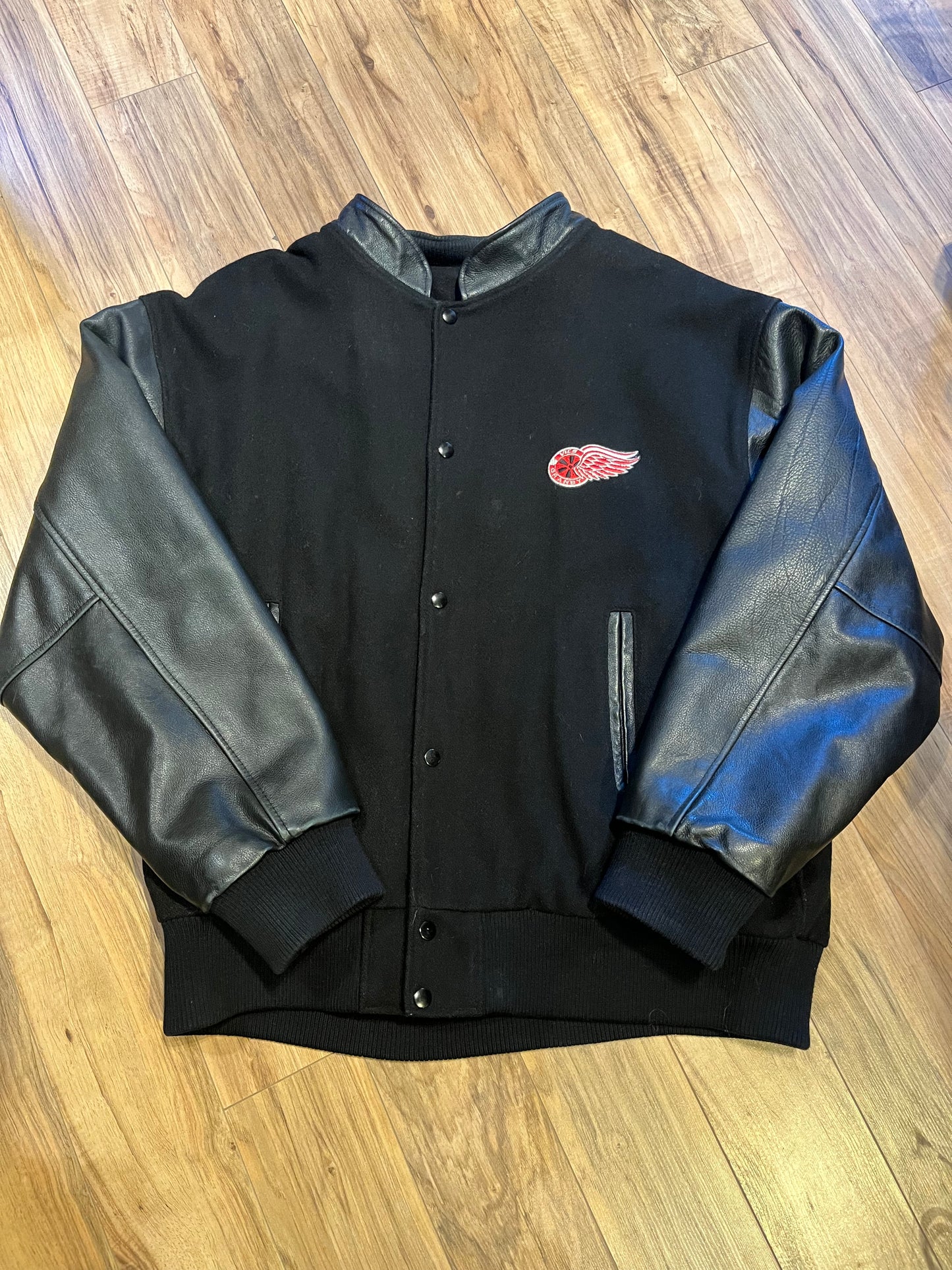 Vintage Vics BB Granby Hockey Varsity Jacket by Canada Sportswear.
Black mouton with leather sleeves, snap closures, two front pockets and a quilted lining.
Made in India.
Size 2XL.