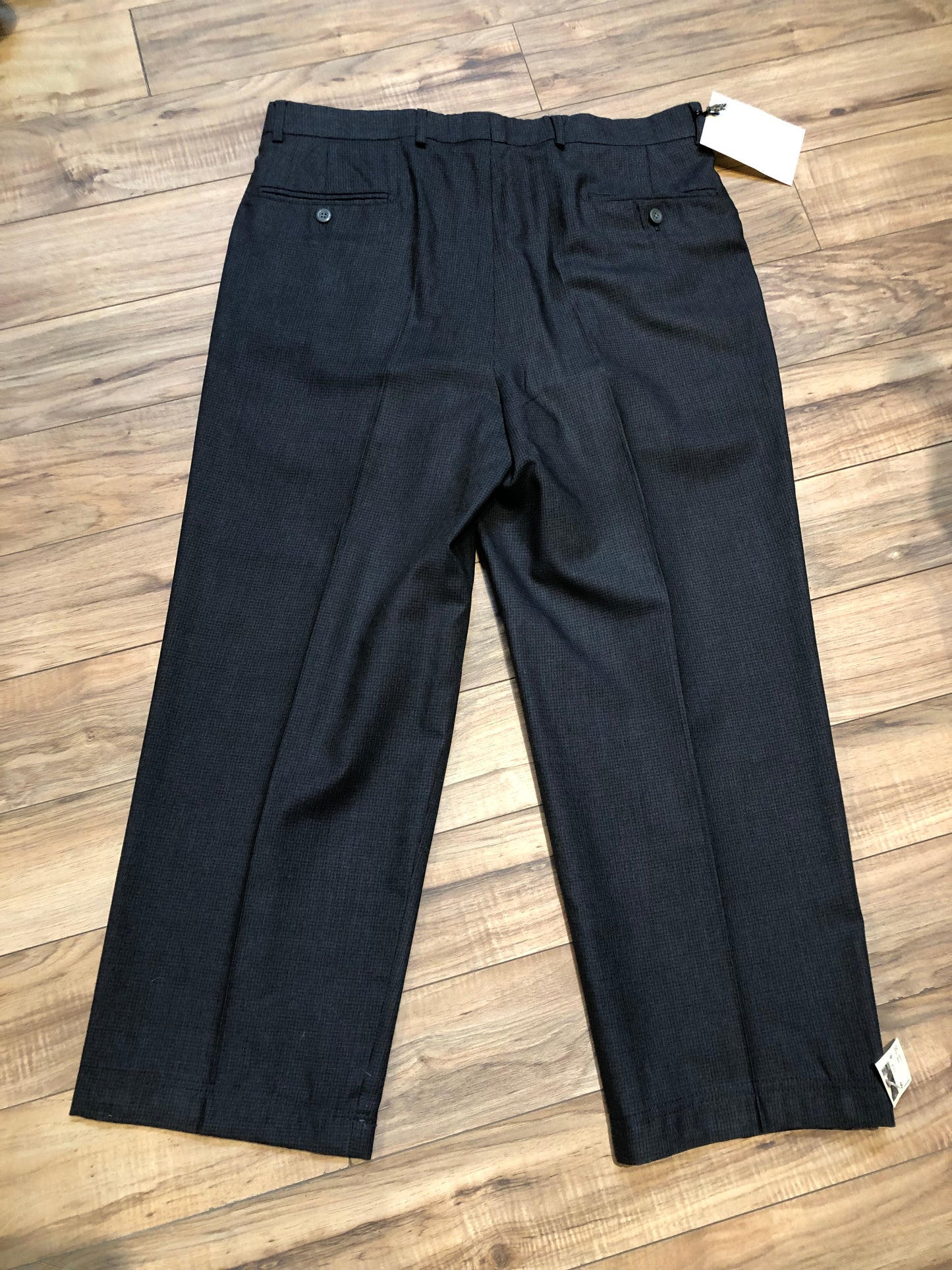Kingspier Vintage - Vintage Adolfo 100% wool pants with front pleat, straight leg, higher rise, zip fly and front and back pockets.
Size 35.