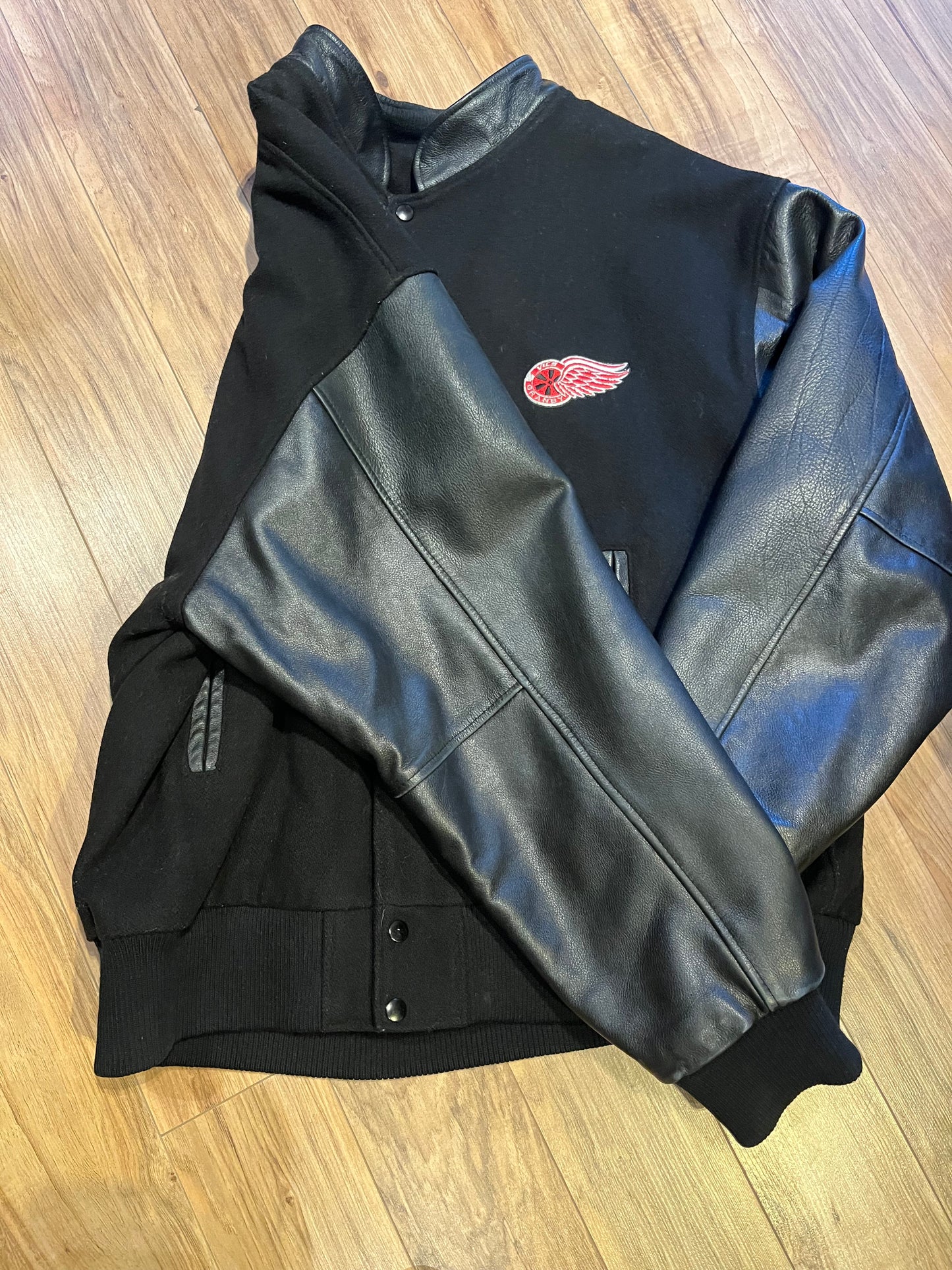 Vintage Vics BB Granby Hockey Varsity Jacket by Canada Sportswear.
Black mouton with leather sleeves, snap closures, two front pockets and a quilted lining.
Made in India.
Size 2XL.
