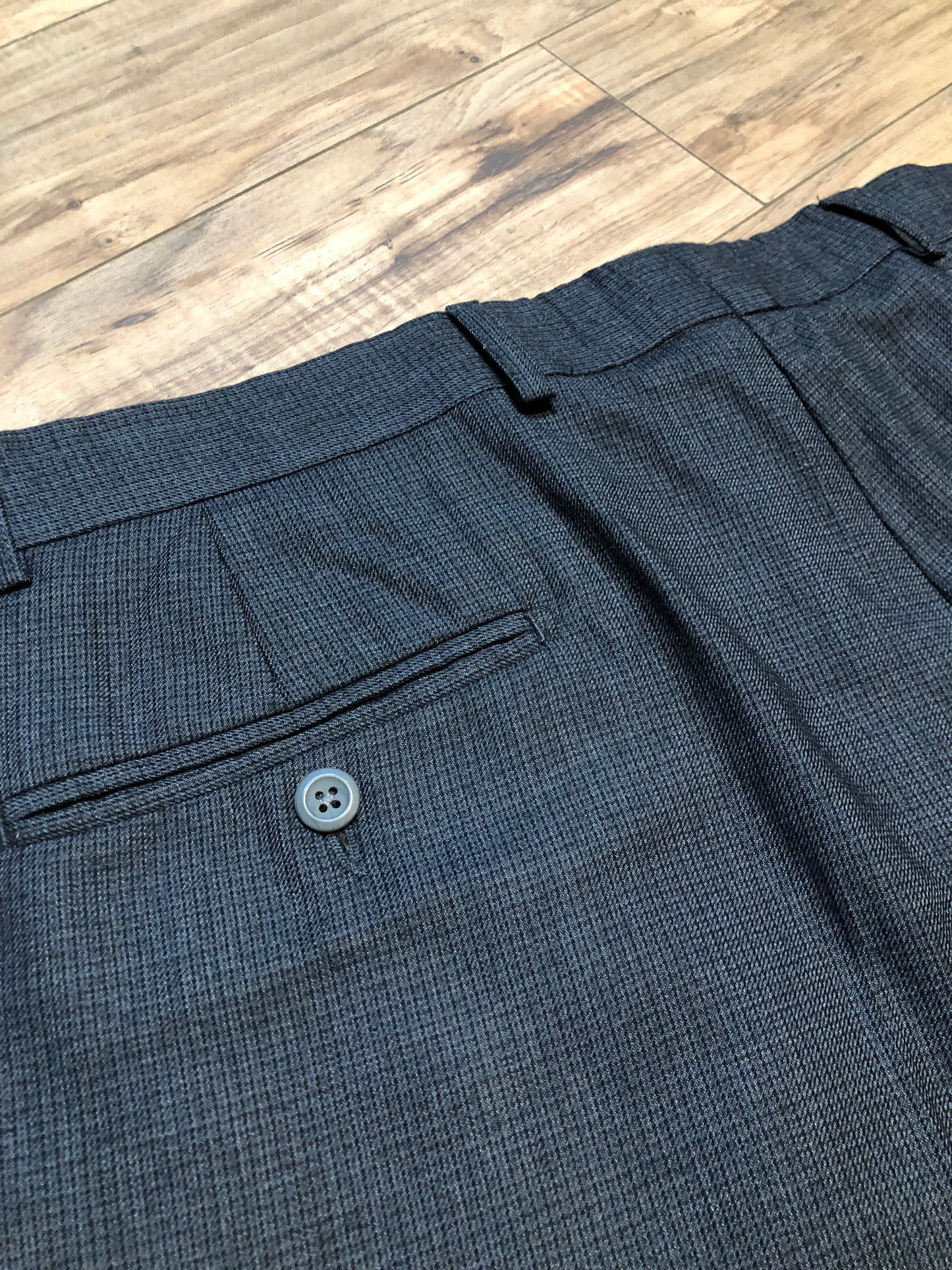 Kingspier Vintage - Vintage Adolfo 100% wool pants with front pleat, straight leg, higher rise, zip fly and front and back pockets.
Size 35.