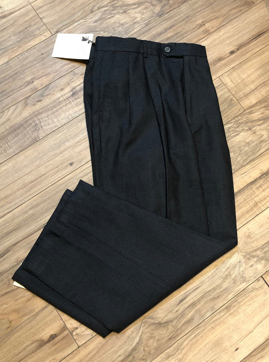 Kingspier Vintage - Vintage Adolfo 100% wool pants with front pleat, straight leg, higher rise, zip fly and front and back pockets.
Size 35.
