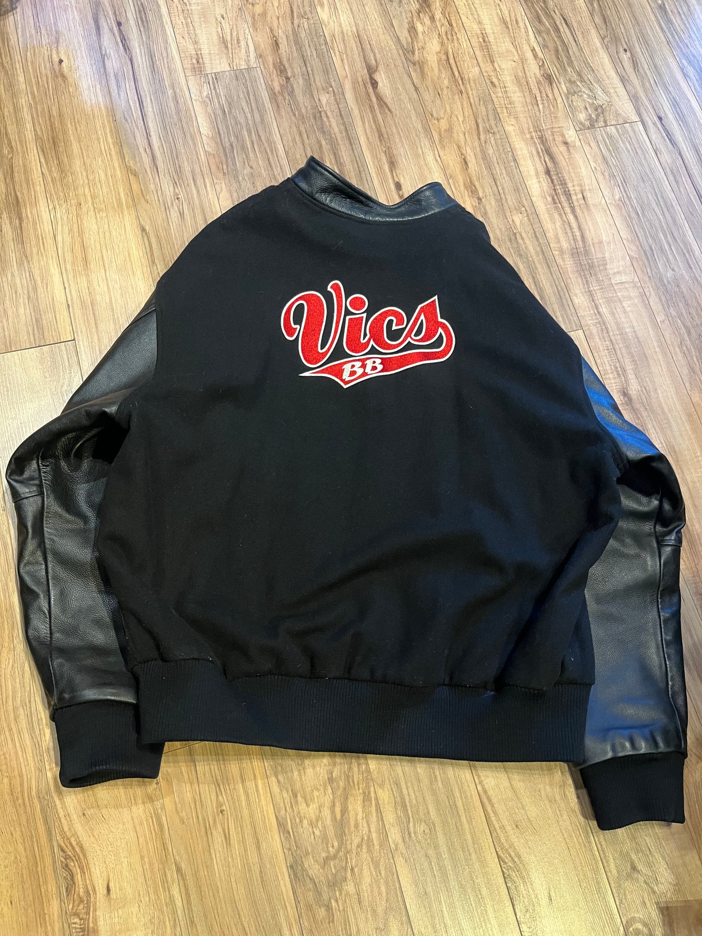 Vintage Vics BB Granby Hockey Varsity Jacket by Canada Sportswear.
Black mouton with leather sleeves, snap closures, two front pockets and a quilted lining.
Made in India.
Size 2XL.