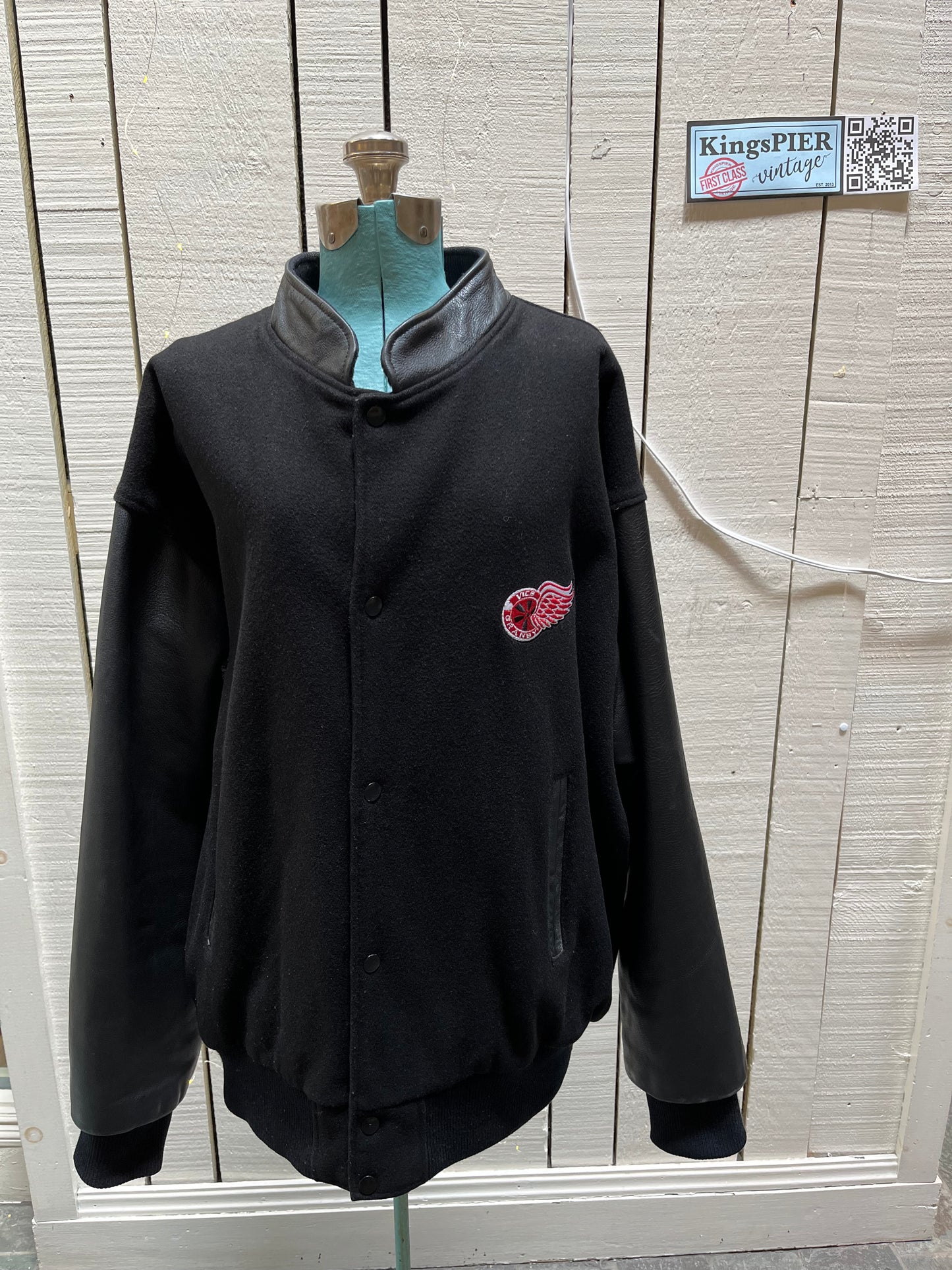 Vintage Vics BB Granby Hockey Varsity Jacket by Canada Sportswear.
Black mouton with leather sleeves, snap closures, two front pockets and a quilted lining.
Made in India.
Size 2XL.