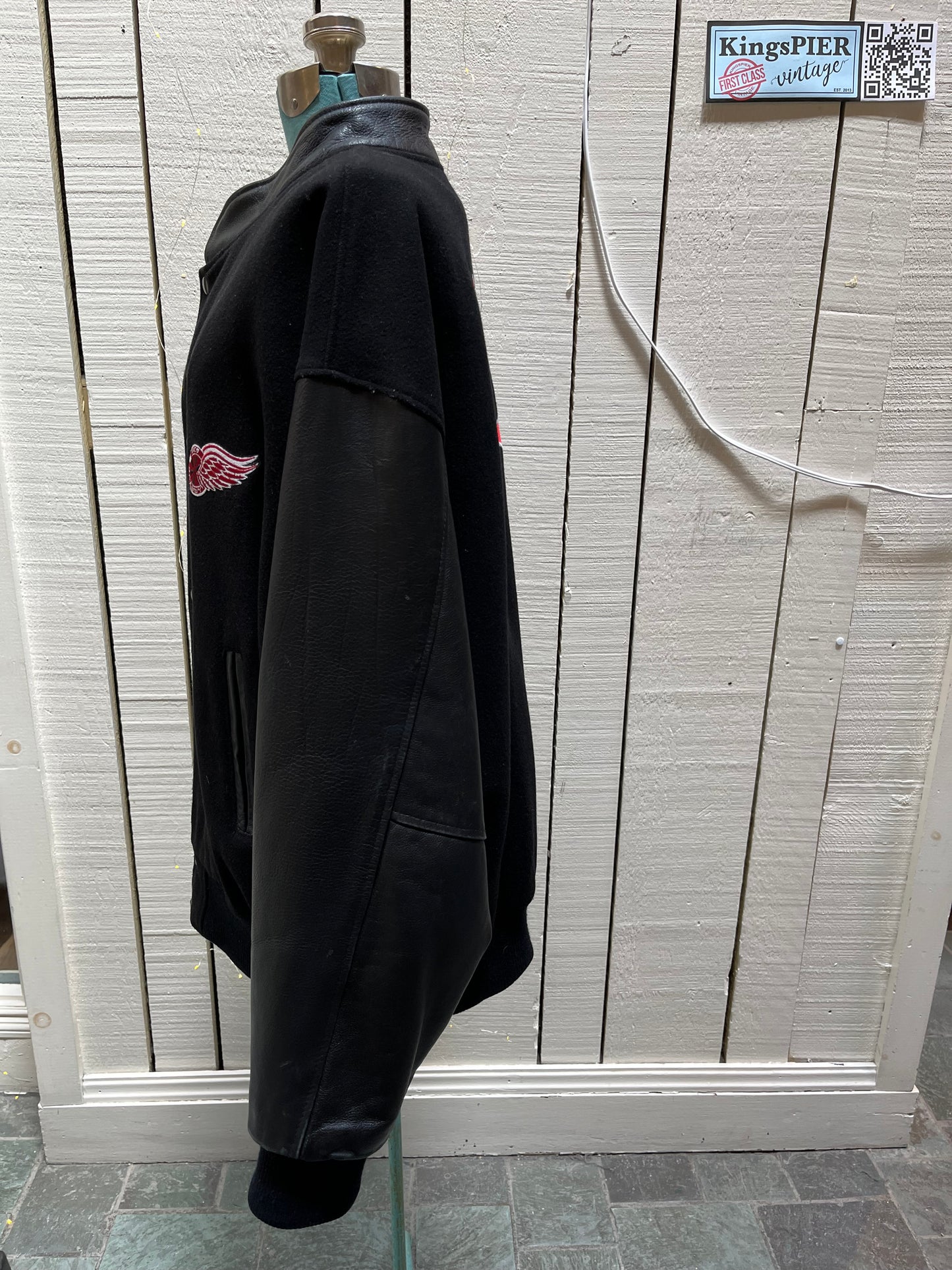 Vintage Vics BB Granby Hockey Varsity Jacket by Canada Sportswear.
Black mouton with leather sleeves, snap closures, two front pockets and a quilted lining.
Made in India.
Size 2XL.
