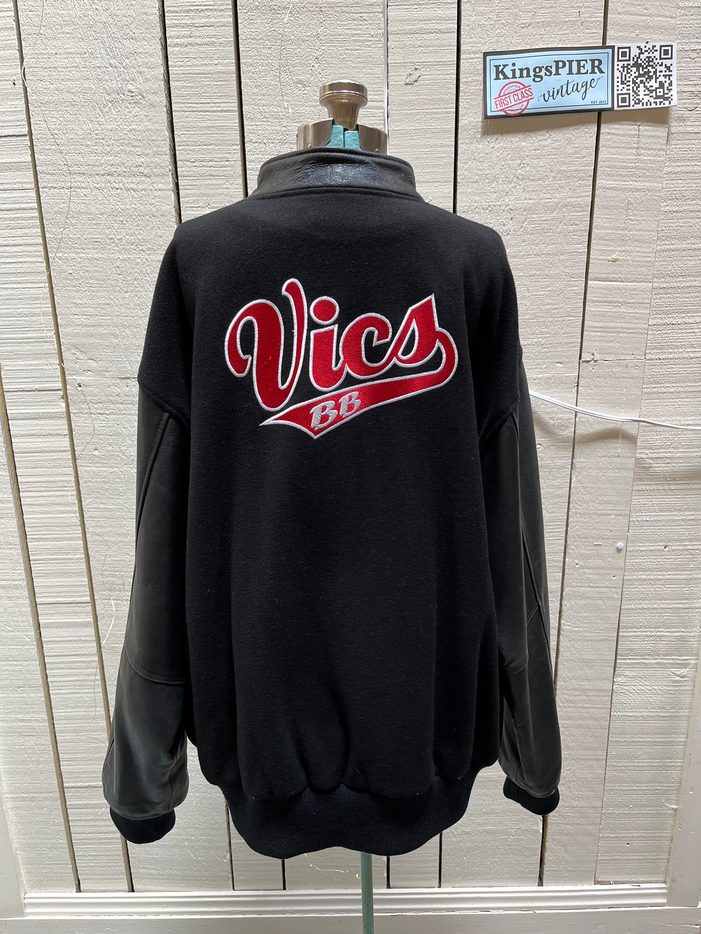 Vintage Vics BB Granby Hockey Varsity Jacket by Canada Sportswear.
Black mouton with leather sleeves, snap closures, two front pockets and a quilted lining.
Made in India.
Size 2XL.