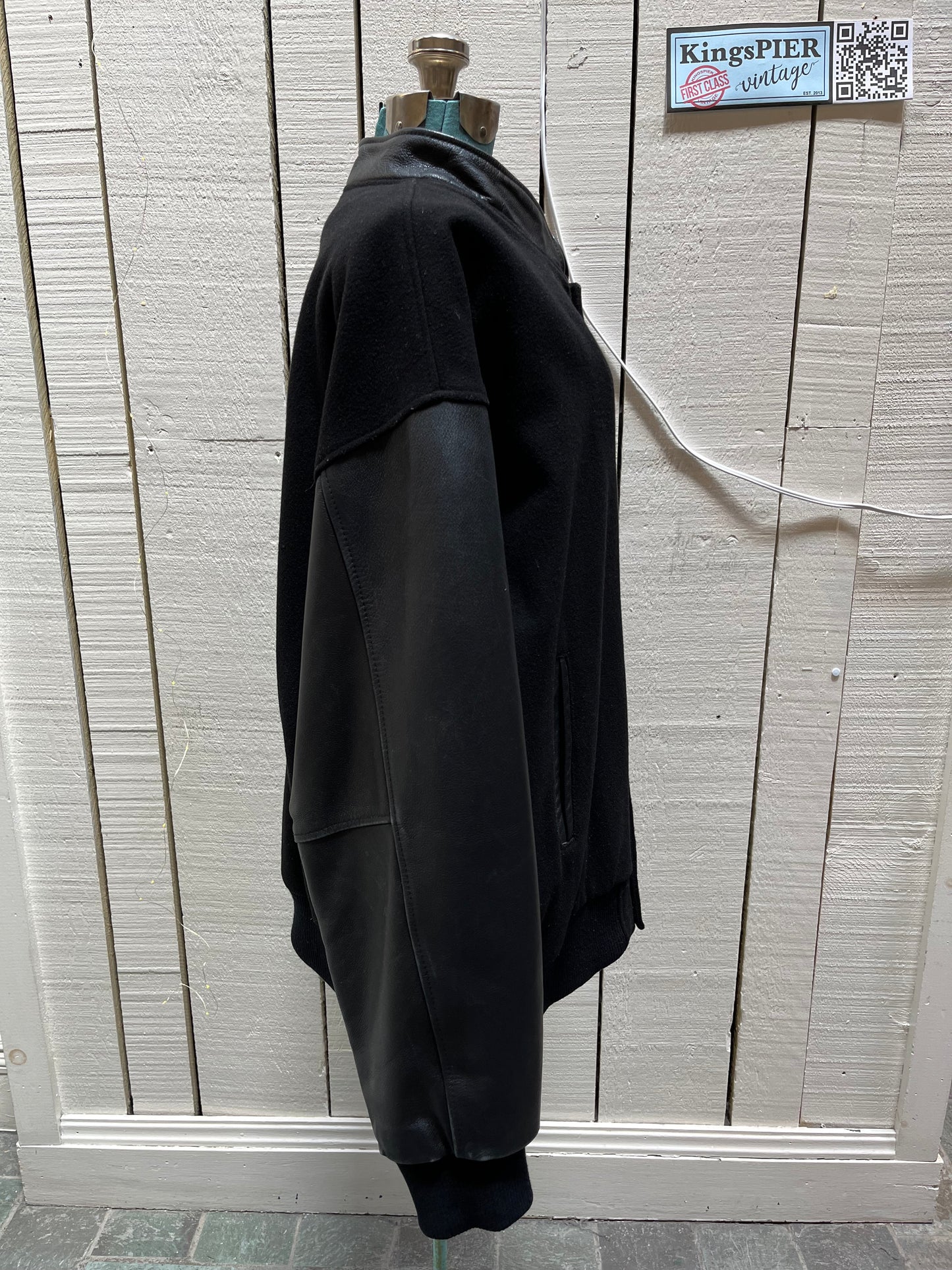 Vintage Vics BB Granby Hockey Varsity Jacket by Canada Sportswear.
Black mouton with leather sleeves, snap closures, two front pockets and a quilted lining.
Made in India.
Size 2XL.