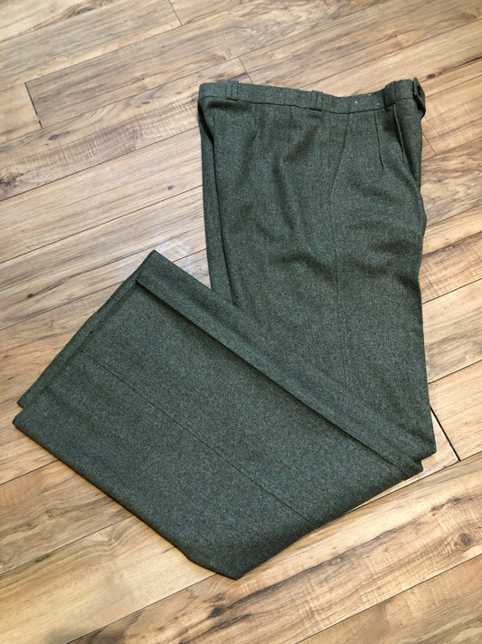 Kingspier Vintage - Vintage Haute Rive wool blend (90% wool/ 10% nylon) dress pants with front pleats, zip fly, mid rise, flared leg and two front pockets.
Made in Korea.