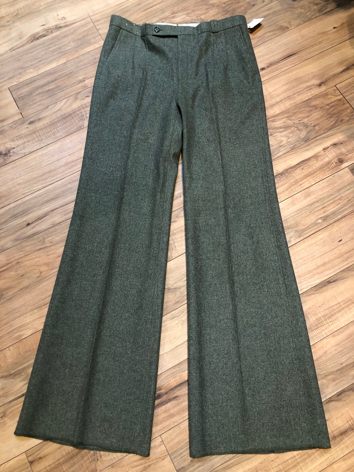 Kingspier Vintage - Vintage Haute Rive wool blend (90% wool/ 10% nylon) dress pants with front pleats, zip fly, mid rise, flared leg and two front pockets.
Made in Korea.