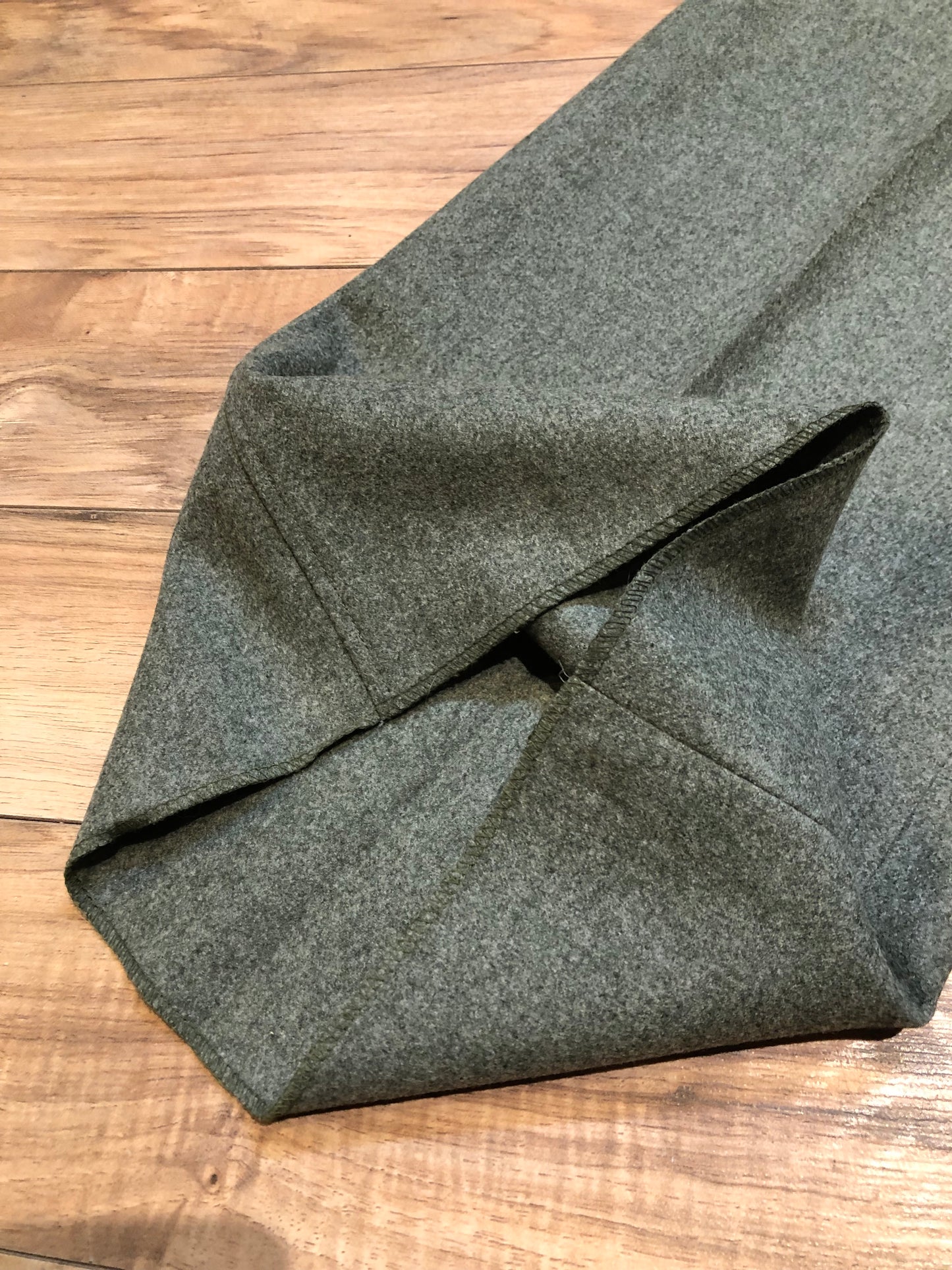 Kingspier Vintage - Vintage Haute Rive wool blend (90% wool/ 10% nylon) dress pants with front pleats, zip fly, mid rise, flared leg and two front pockets.
Made in Korea.