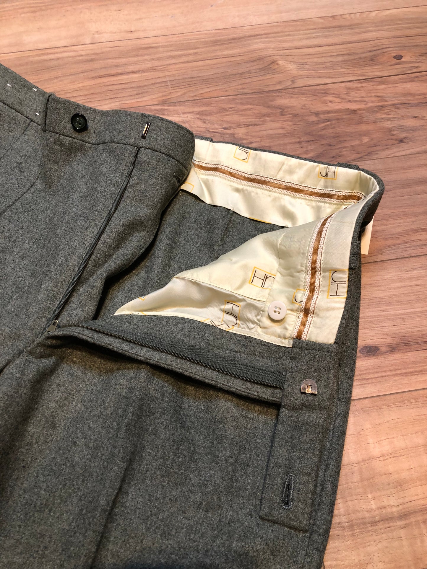 Kingspier Vintage - Vintage Haute Rive wool blend (90% wool/ 10% nylon) dress pants with front pleats, zip fly, mid rise, flared leg and two front pockets.
Made in Korea.