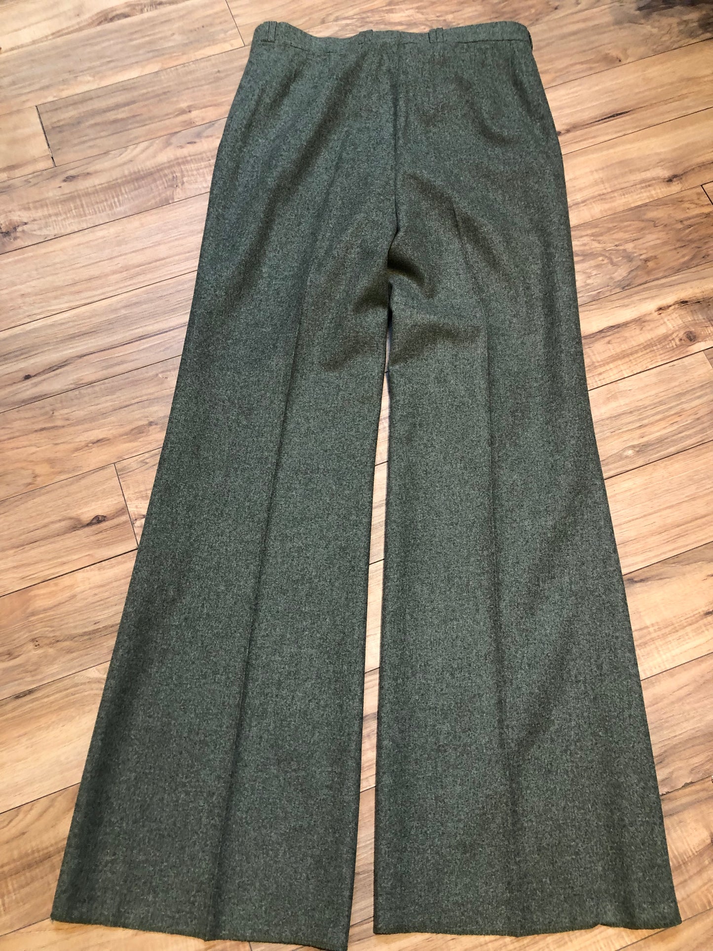 Kingspier Vintage - Vintage Haute Rive wool blend (90% wool/ 10% nylon) dress pants with front pleats, zip fly, mid rise, flared leg and two front pockets.
Made in Korea.
