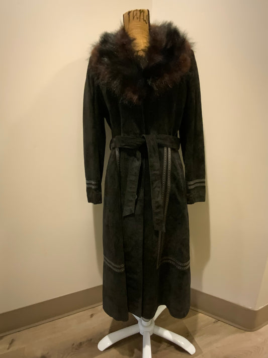 Kingspier Vintage - Jeno de Paris 1970’s black suede full length coat with black leather detailing and mahogany coloured fur collar. This coat features front pockets, button closures, a belt and a quilted lining. Made in Montreal.