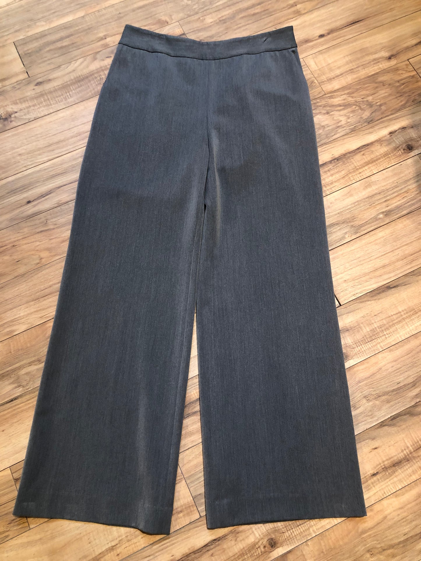 Kingspier Vintage - Periphery wide leg pants with stretch (72% polyester/ 22% rayon/ 6% spandex) with high rise and two front pockets.
Made in Canada.
Size 12.