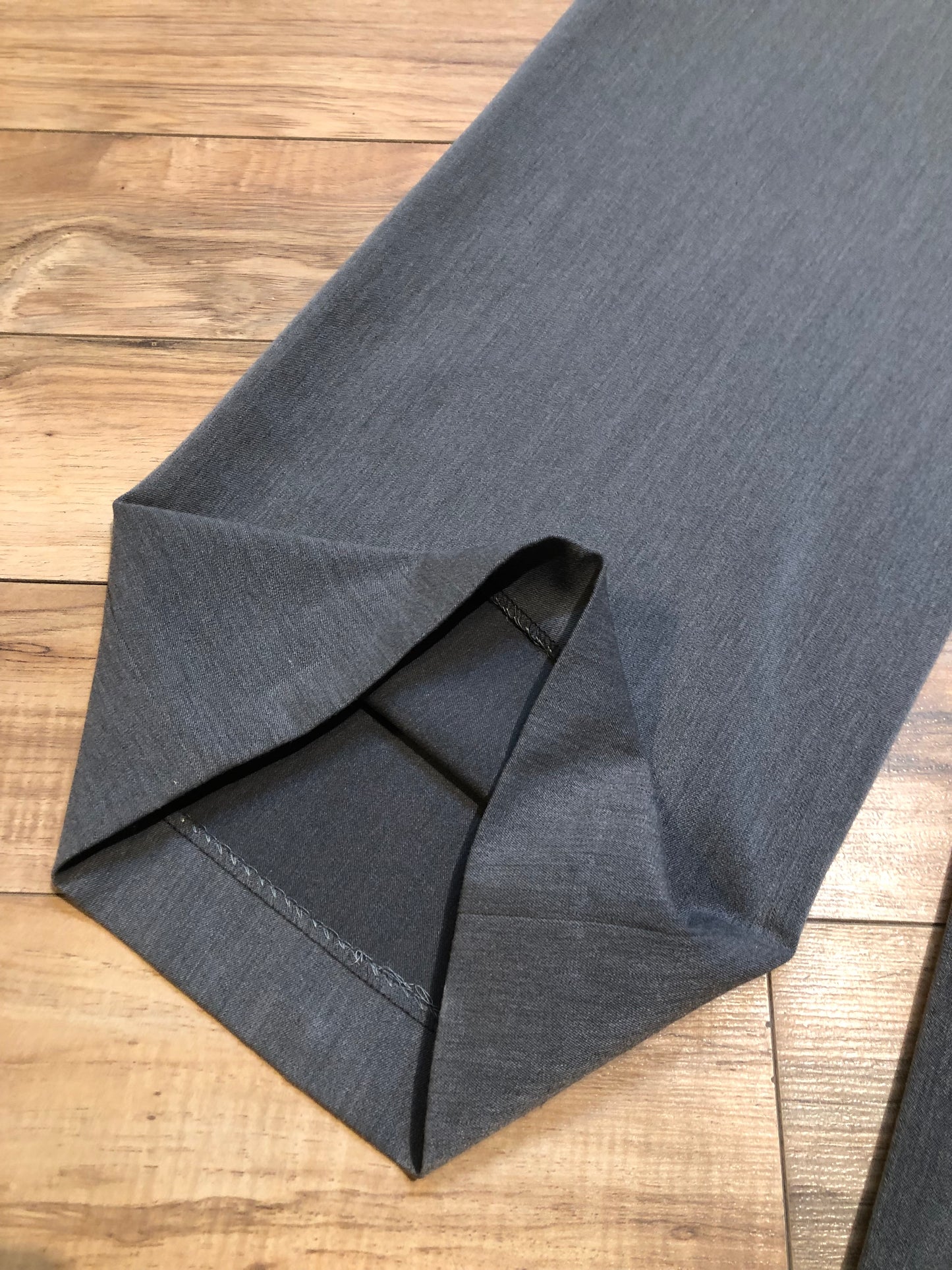 Kingspier Vintage - Periphery wide leg pants with stretch (72% polyester/ 22% rayon/ 6% spandex) with high rise and two front pockets.
Made in Canada.
Size 12.