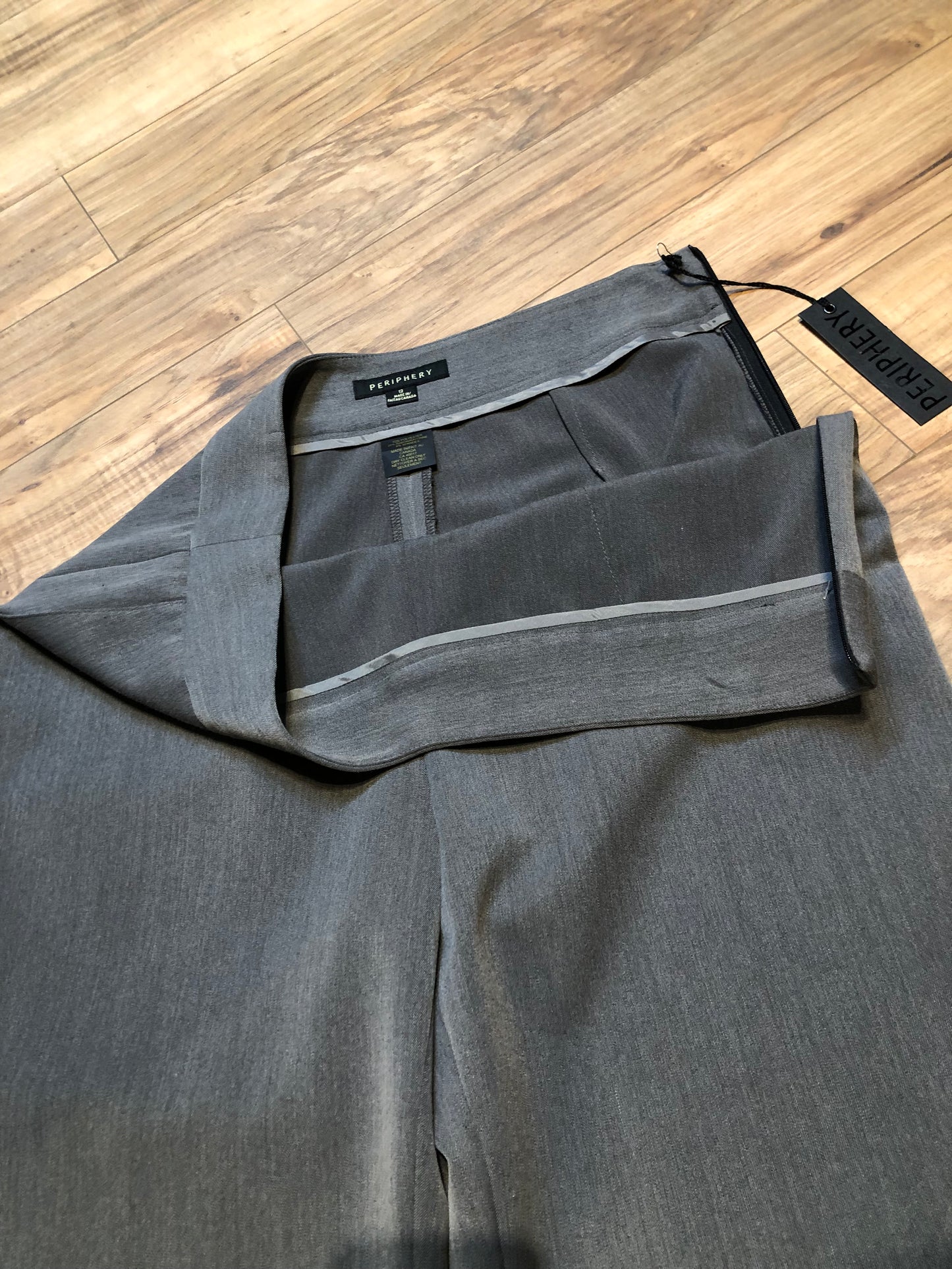 Kingspier Vintage - Periphery wide leg pants with stretch (72% polyester/ 22% rayon/ 6% spandex) with high rise and two front pockets.
Made in Canada.
Size 12.