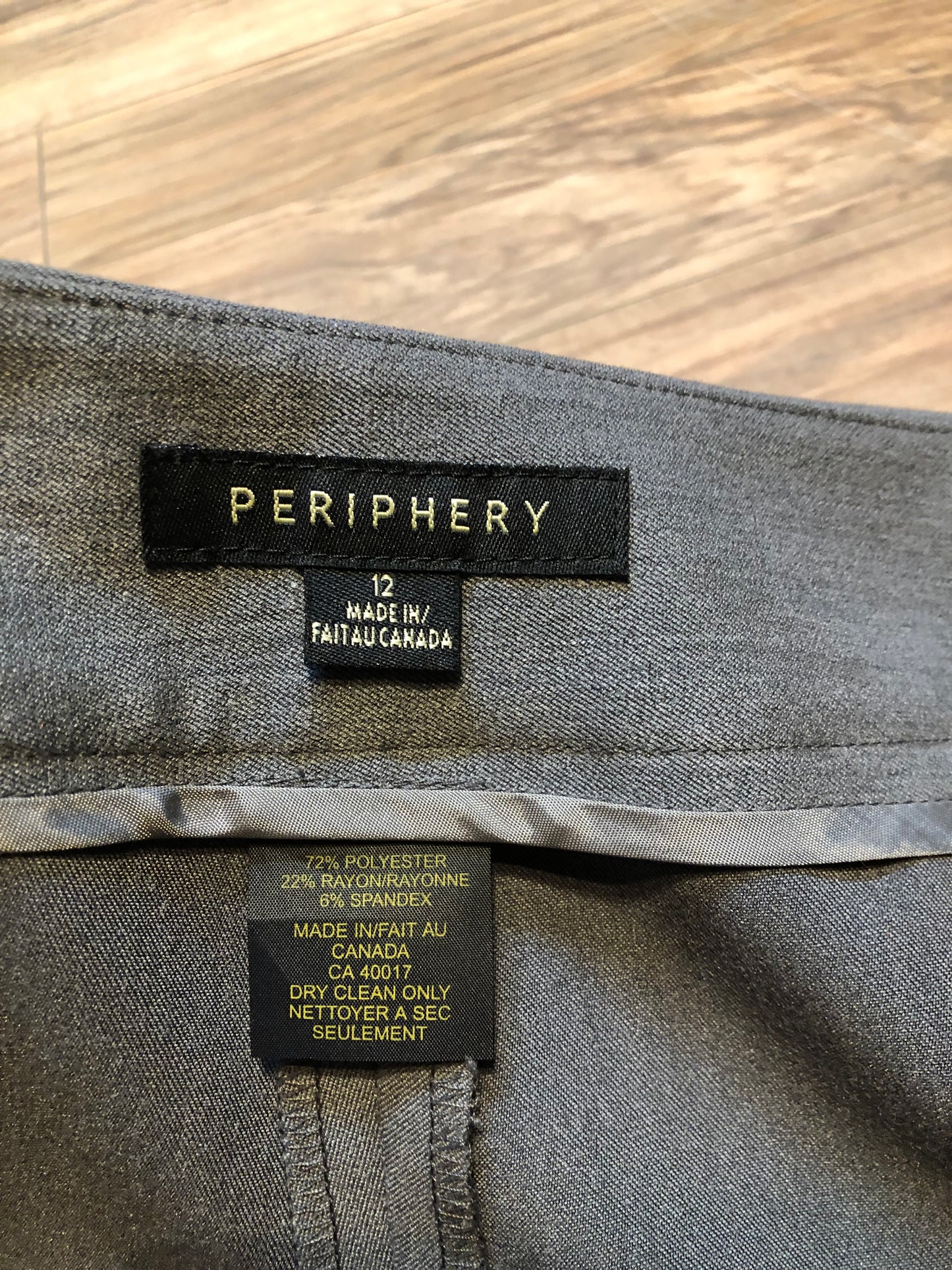 Kingspier Vintage - Periphery wide leg pants with stretch (72% polyester/ 22% rayon/ 6% spandex) with high rise and two front pockets.
Made in Canada.
Size 12.