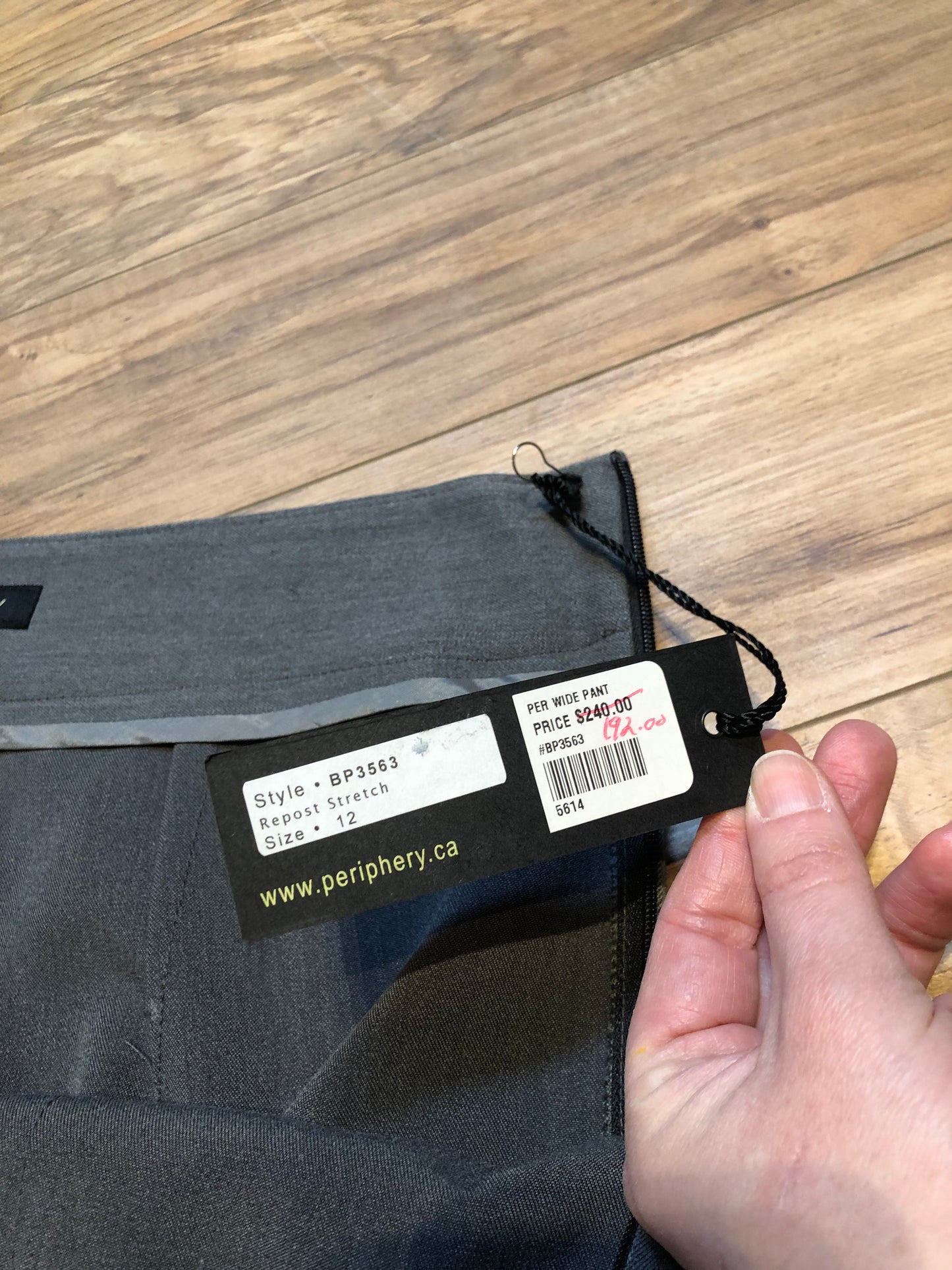 Kingspier Vintage - Periphery wide leg pants with stretch (72% polyester/ 22% rayon/ 6% spandex) with high rise and two front pockets.
Made in Canada.
Size 12.