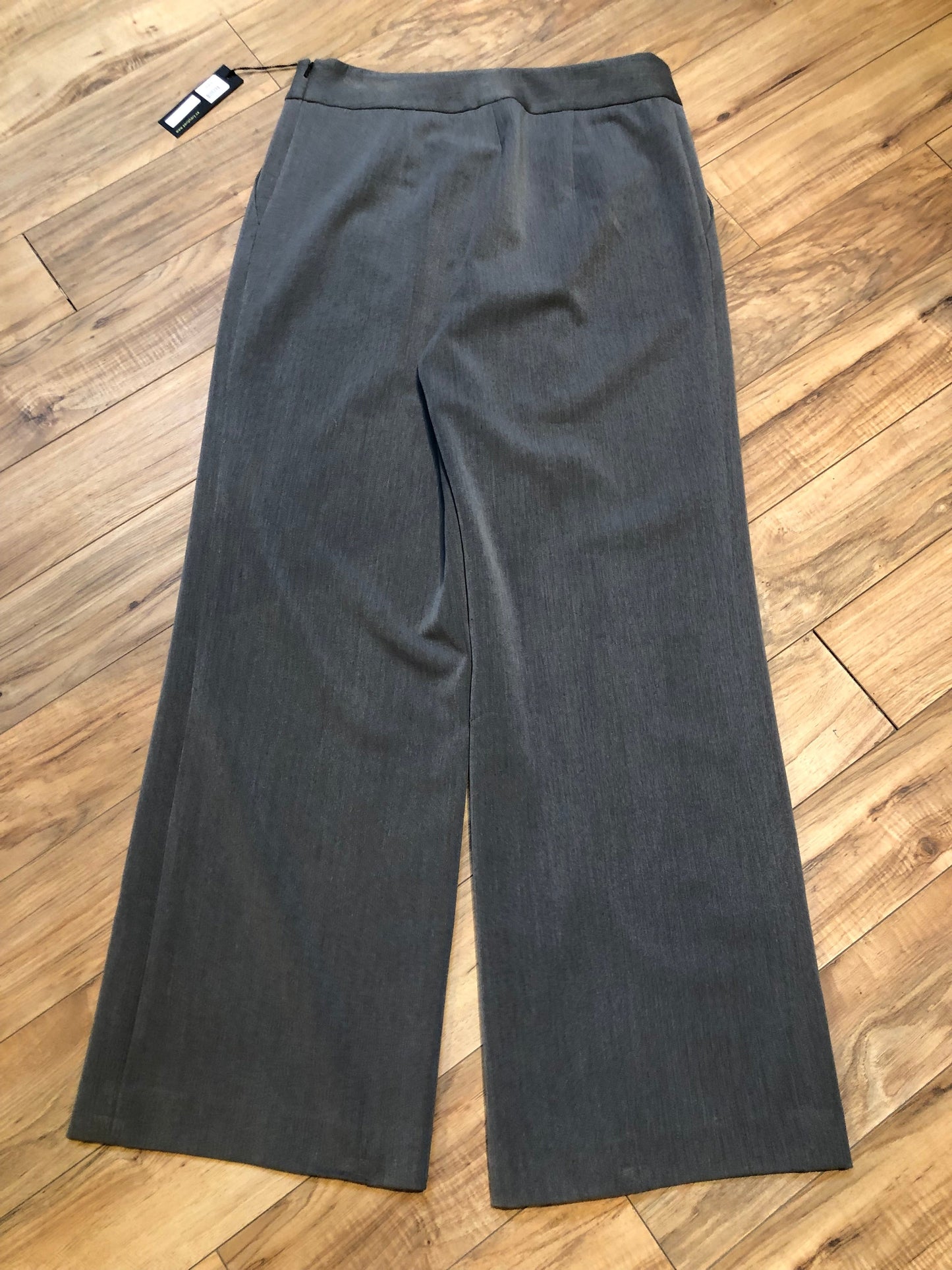 Kingspier Vintage - Periphery wide leg pants with stretch (72% polyester/ 22% rayon/ 6% spandex) with high rise and two front pockets.
Made in Canada.
Size 12.
