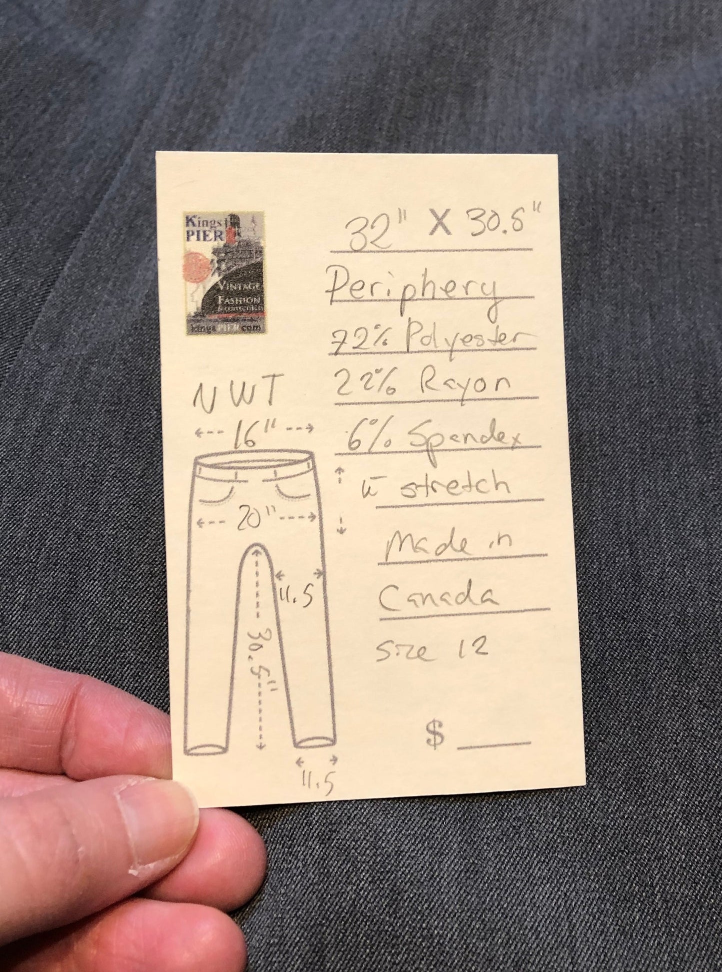 Kingspier Vintage - Periphery wide leg pants with stretch (72% polyester/ 22% rayon/ 6% spandex) with high rise and two front pockets.
Made in Canada.
Size 12.