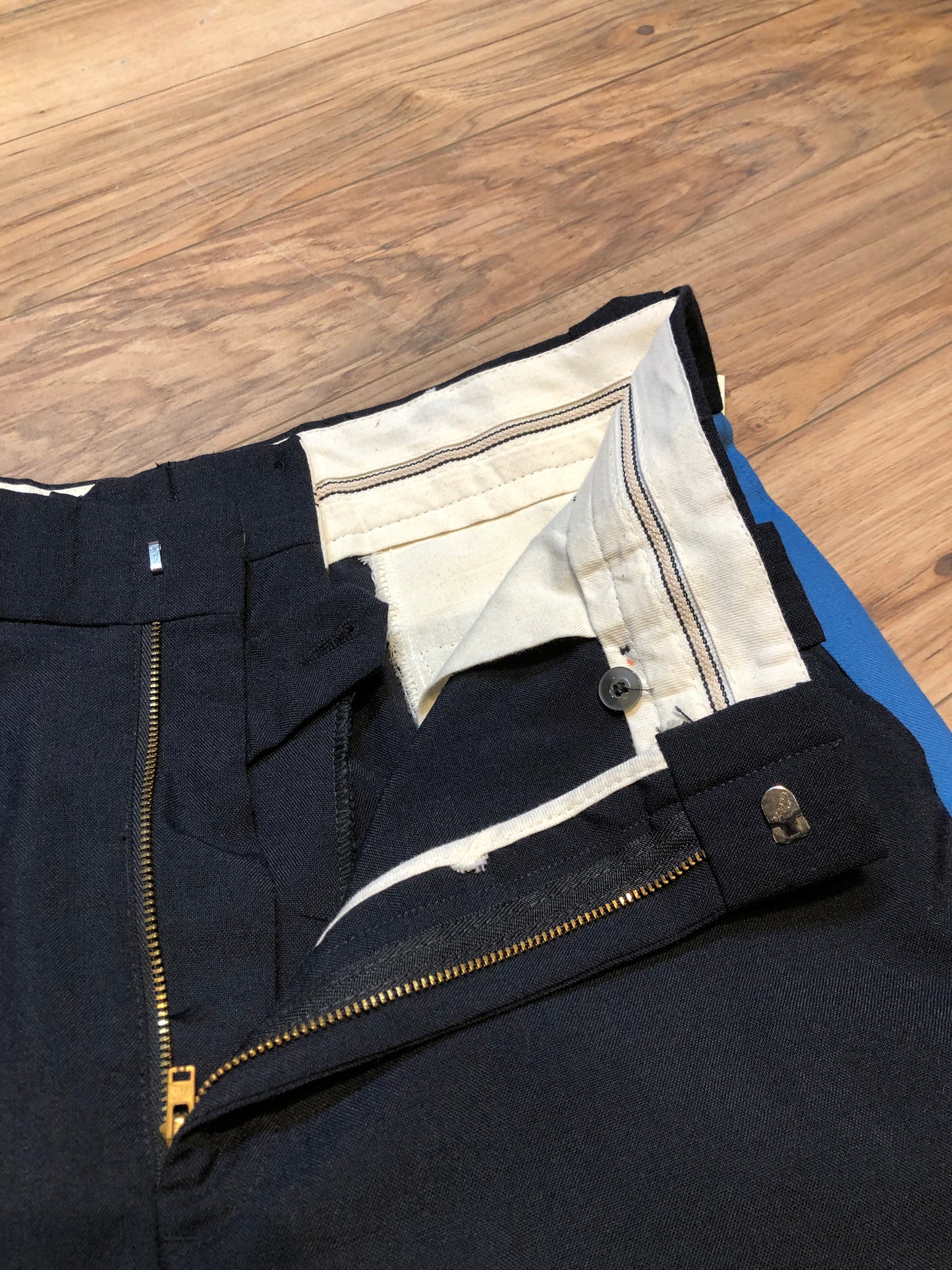 Kingspier Vintage - Vintage 90’s Aero Mode uniform pants in navy with blue stripe, zip fly, mid rise, straight leg and pockets in the front and back.
Made in Canada.