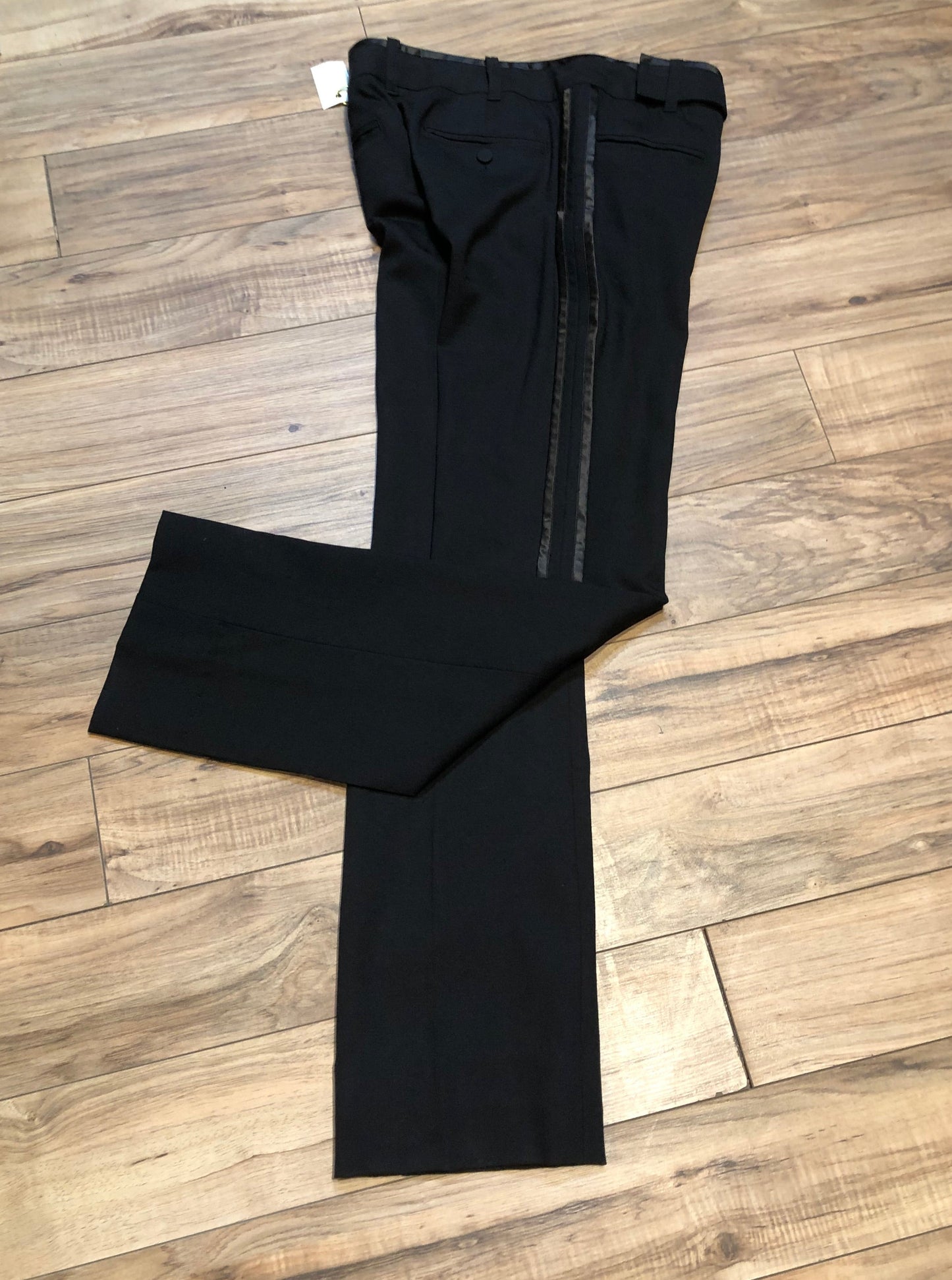 Kingspier Vintage - Club Monaco black wool blend (98% wool/ 2% spandex ) tuxedo pants with a double stripe down the sides, zip fly, low rise, slim cut and front and back pockets.
Size 0.