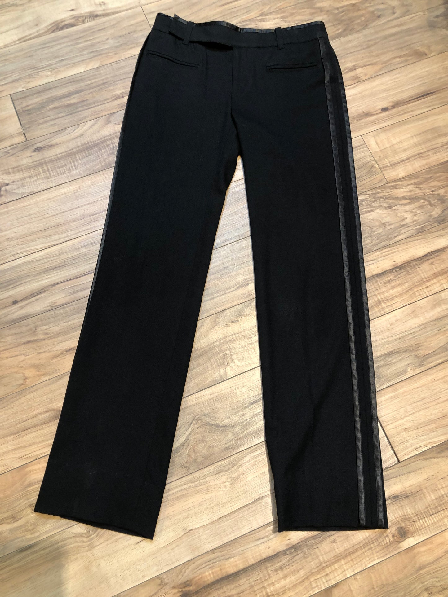 Kingspier Vintage - Club Monaco black wool blend (98% wool/ 2% spandex ) tuxedo pants with a double stripe down the sides, zip fly, low rise, slim cut and front and back pockets.
Size 0.