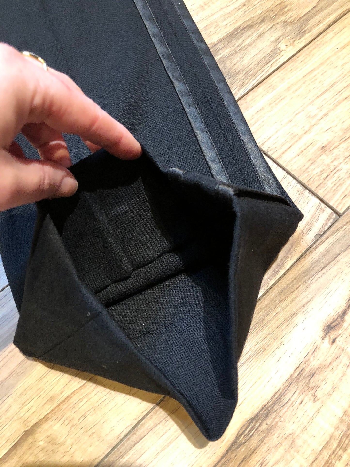 Kingspier Vintage - Club Monaco black wool blend (98% wool/ 2% spandex ) tuxedo pants with a double stripe down the sides, zip fly, low rise, slim cut and front and back pockets.
Size 0.