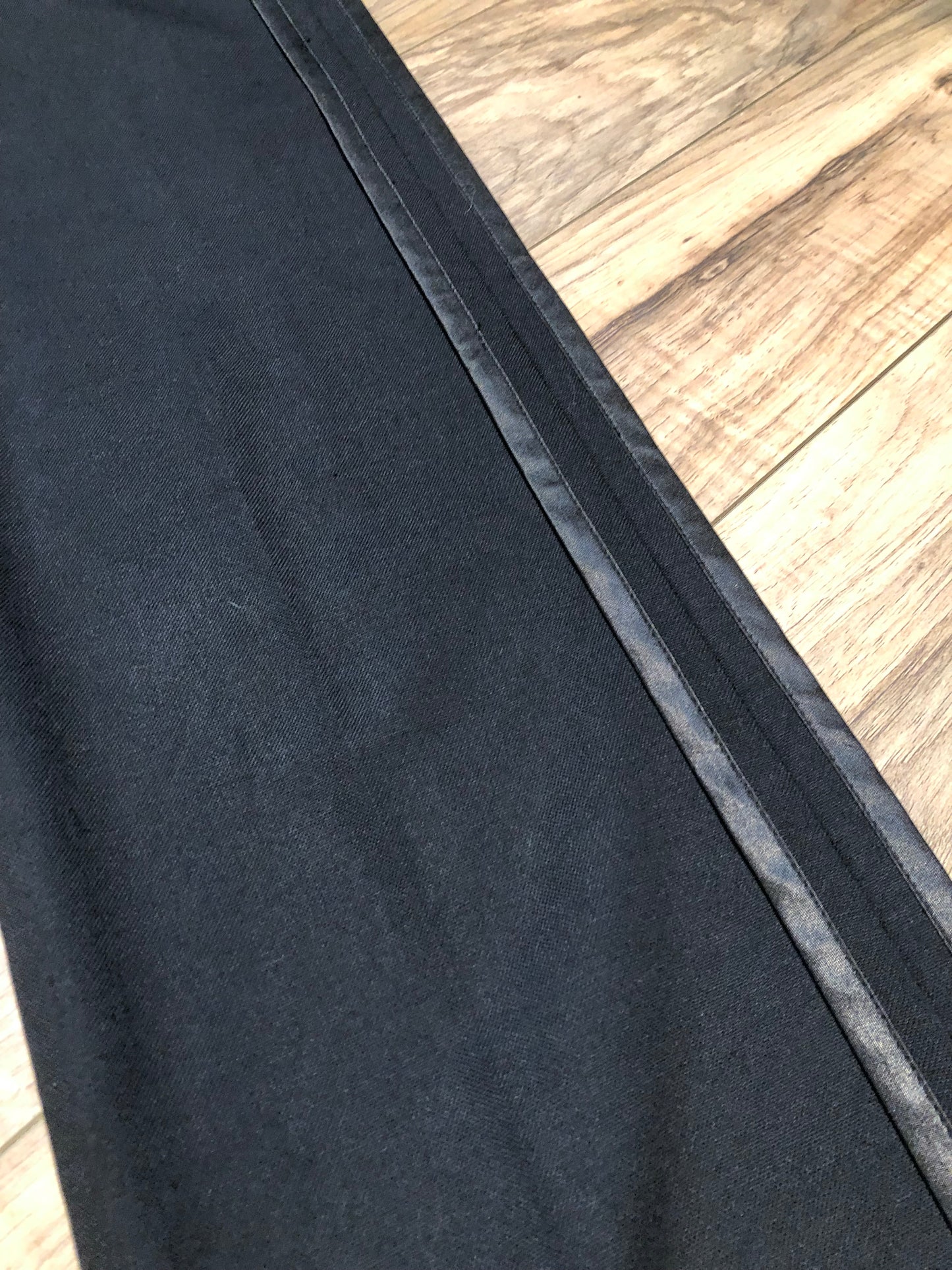 Kingspier Vintage - Club Monaco black wool blend (98% wool/ 2% spandex ) tuxedo pants with a double stripe down the sides, zip fly, low rise, slim cut and front and back pockets.
Size 0.
