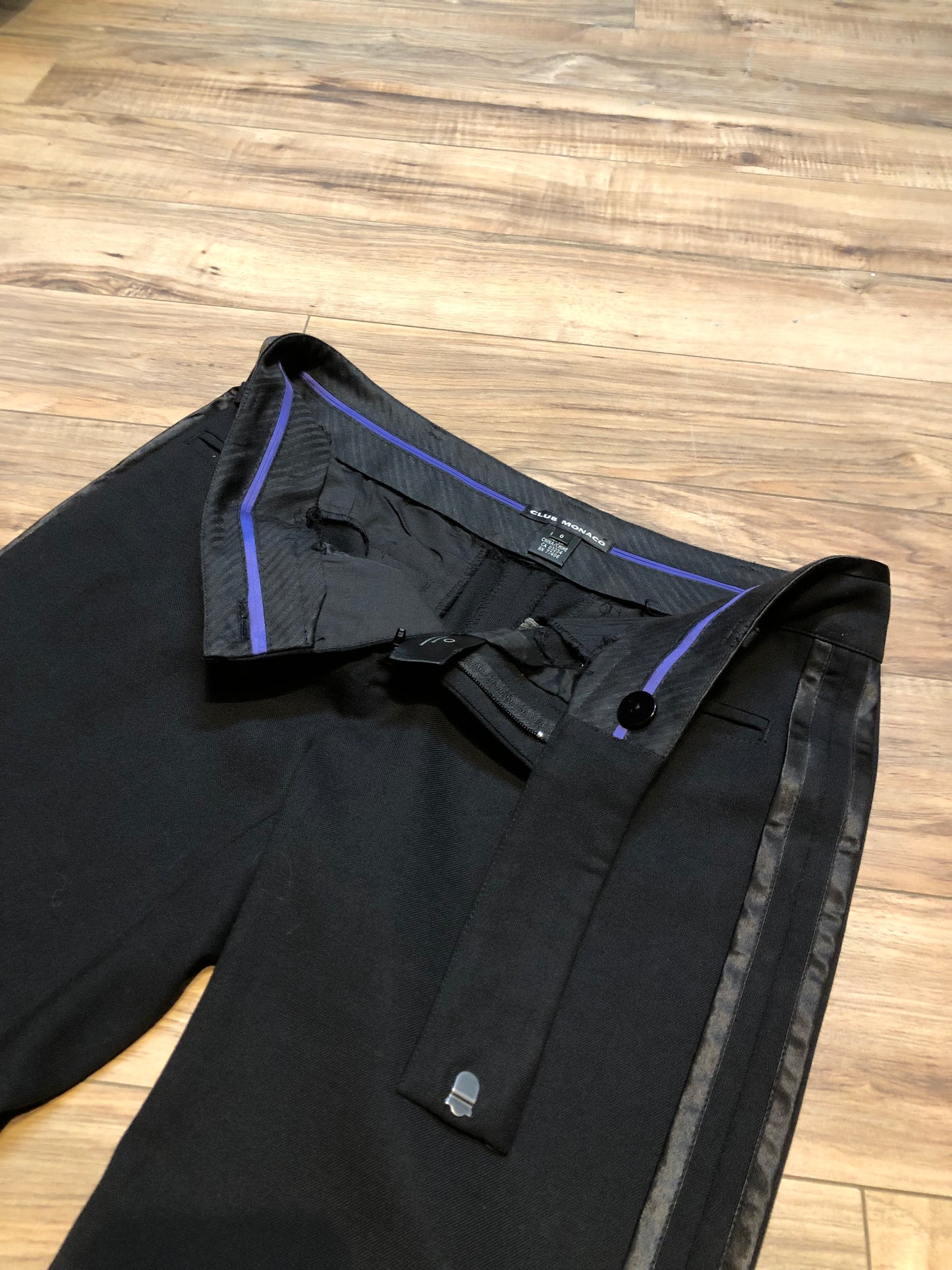 Kingspier Vintage - Club Monaco black wool blend (98% wool/ 2% spandex ) tuxedo pants with a double stripe down the sides, zip fly, low rise, slim cut and front and back pockets.
Size 0.
